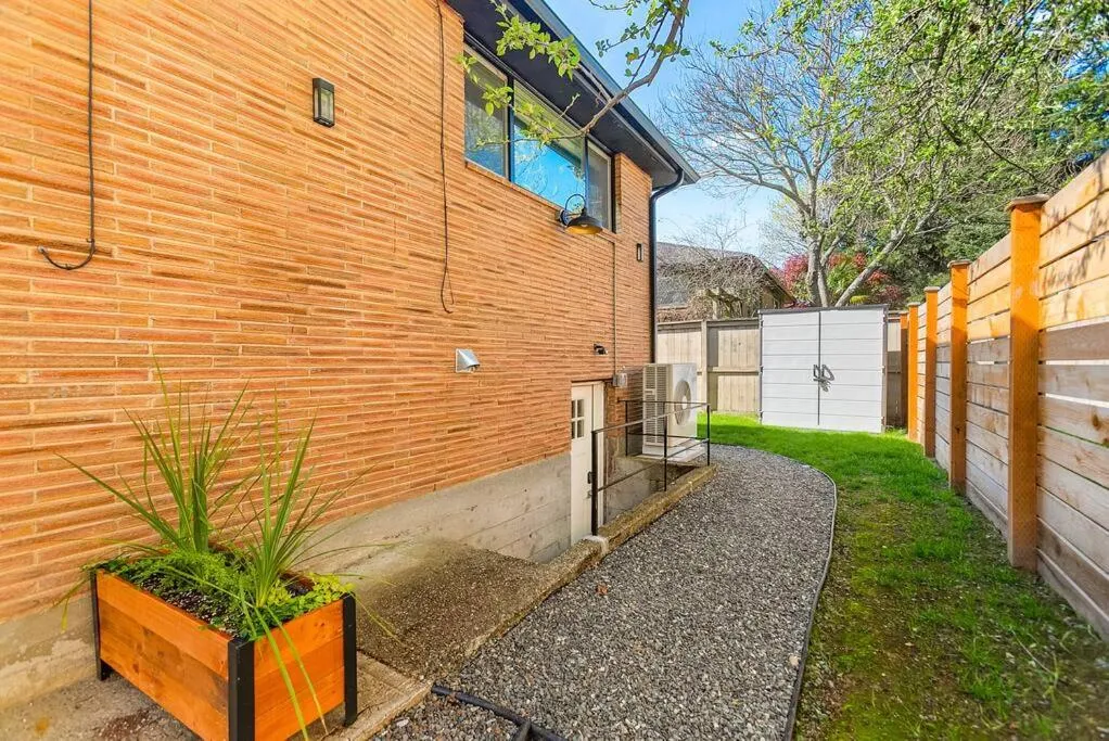 Lilac In Law, Picturesque lower unit