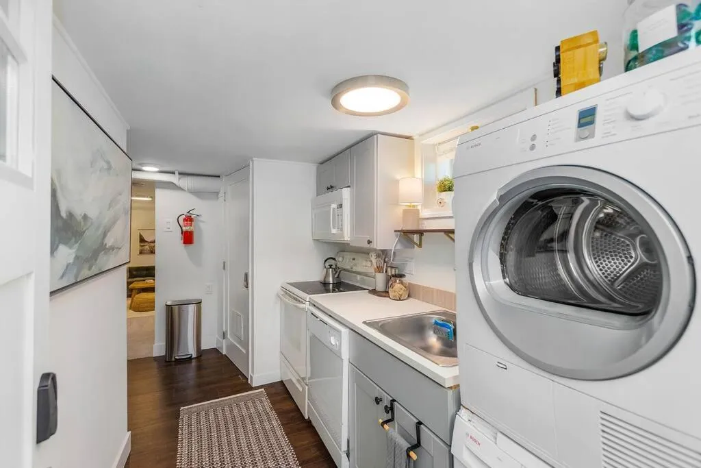 Lilac In Law, Picturesque lower unit