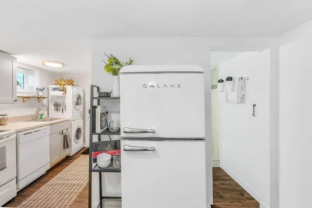 Lilac In Law, Picturesque lower unit