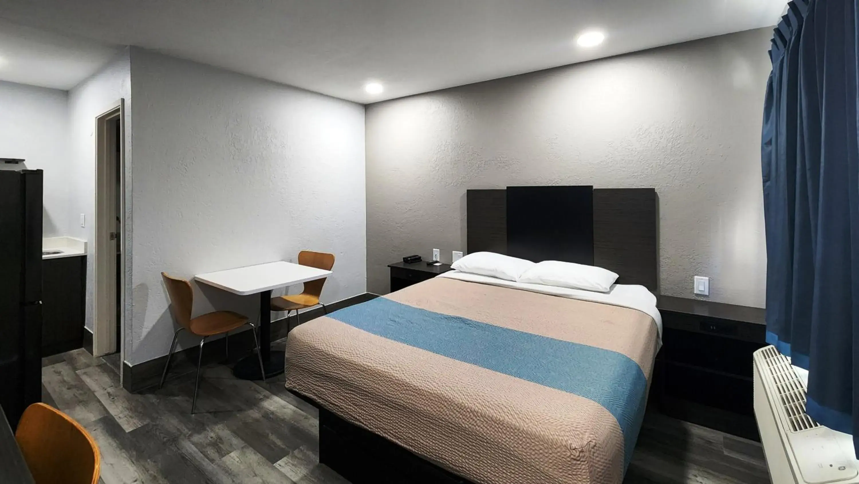 Deluxe Queen Room - Non-Smoking in Studio 6 Galveston TX Deluxe Queen Room - Non-Smoking in Studio 6 Galveston TX