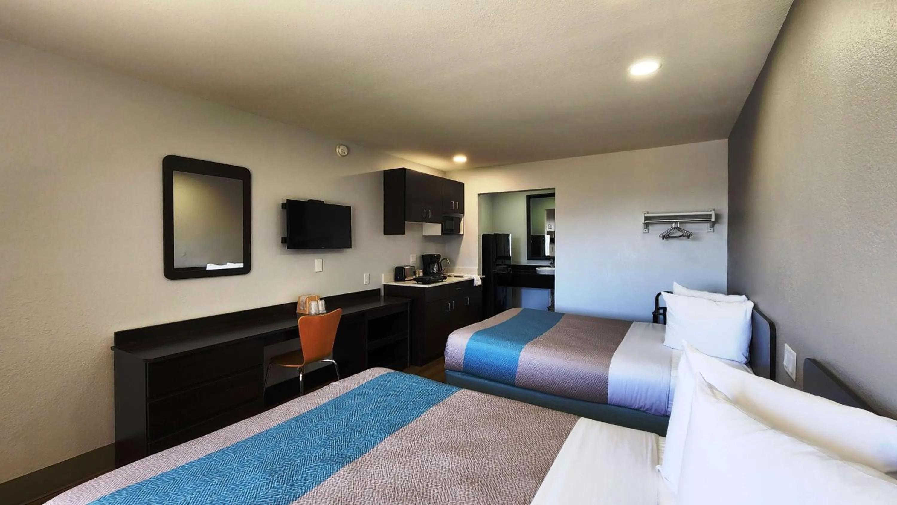 Bedroom, Bed in Studio 6 Webster TX Houston NASA Lake