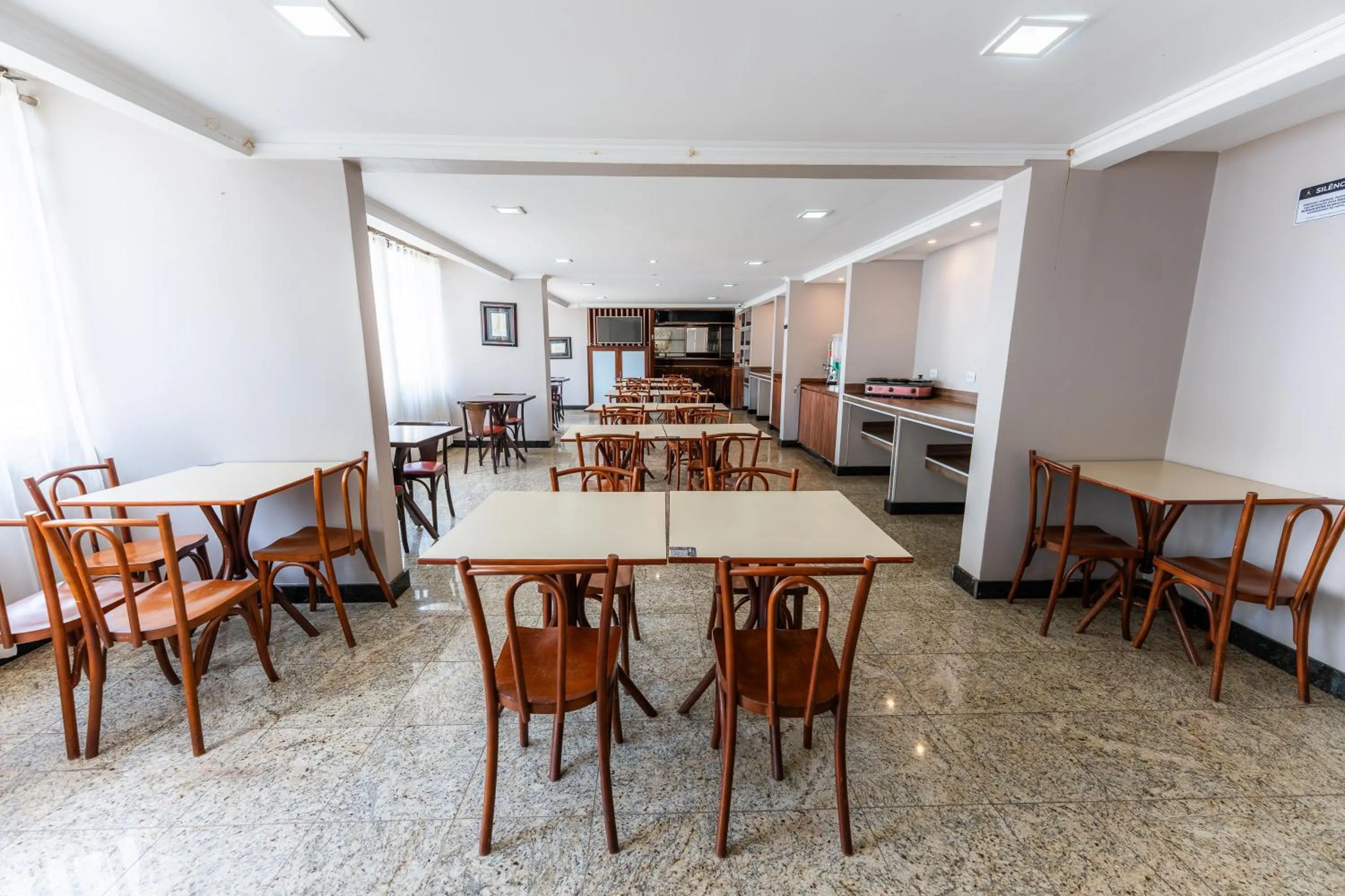 Restaurant/places to eat in Hotel Alvorada Taguatinga by Bsb Inn