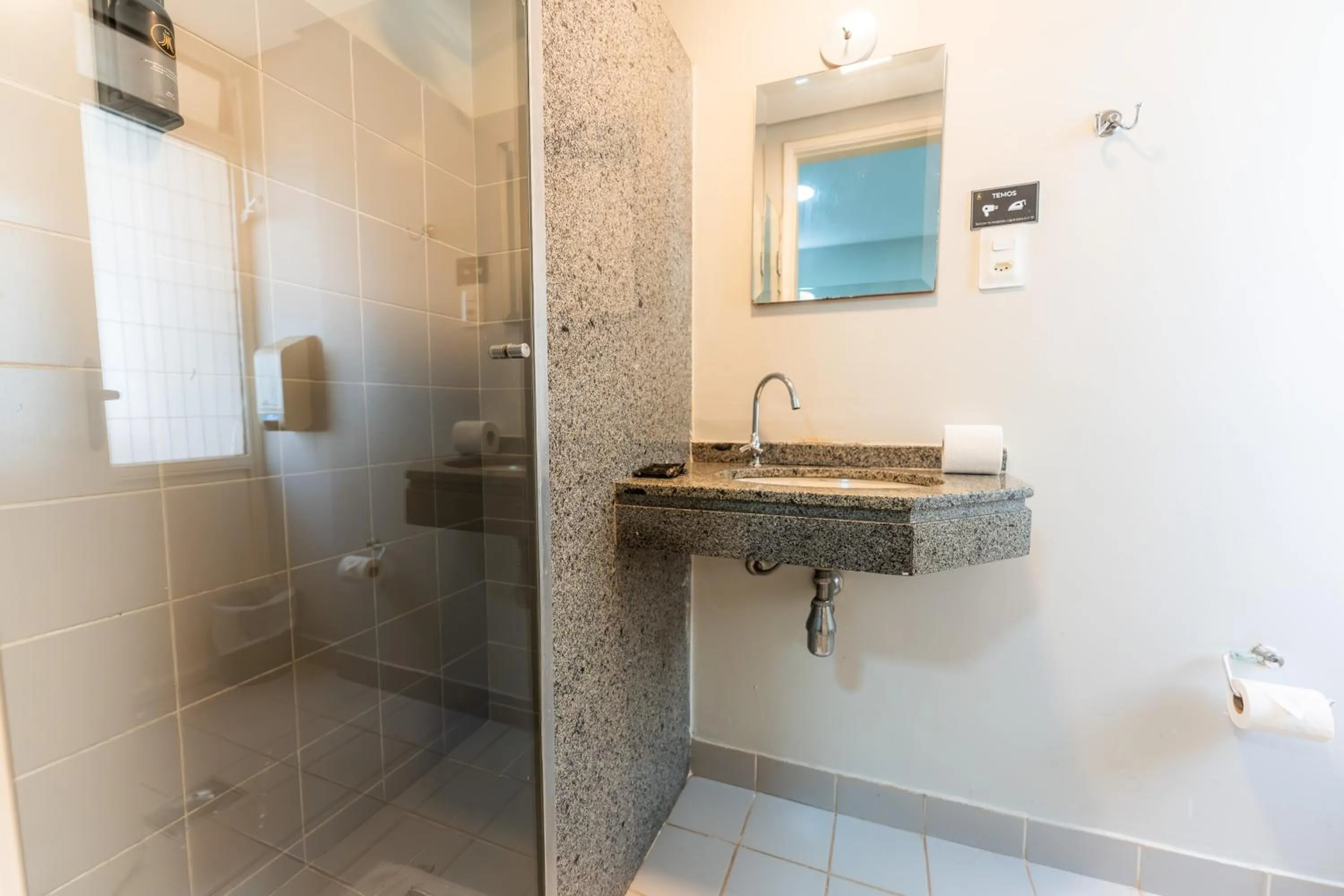 Bathroom in Hotel Alvorada Taguatinga by Bsb Inn