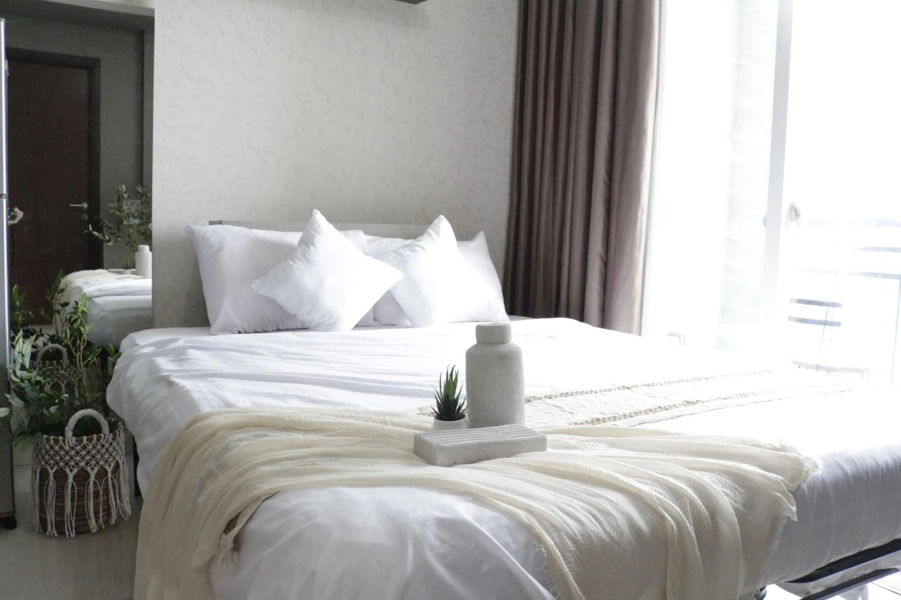 Bed in Luxe Living @Central Park