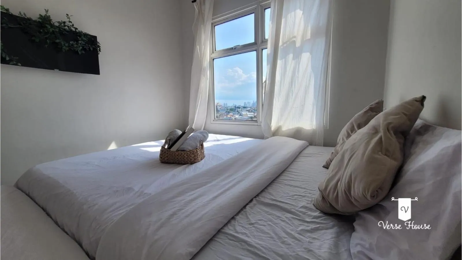 Bed in Luxe Living @Central Park