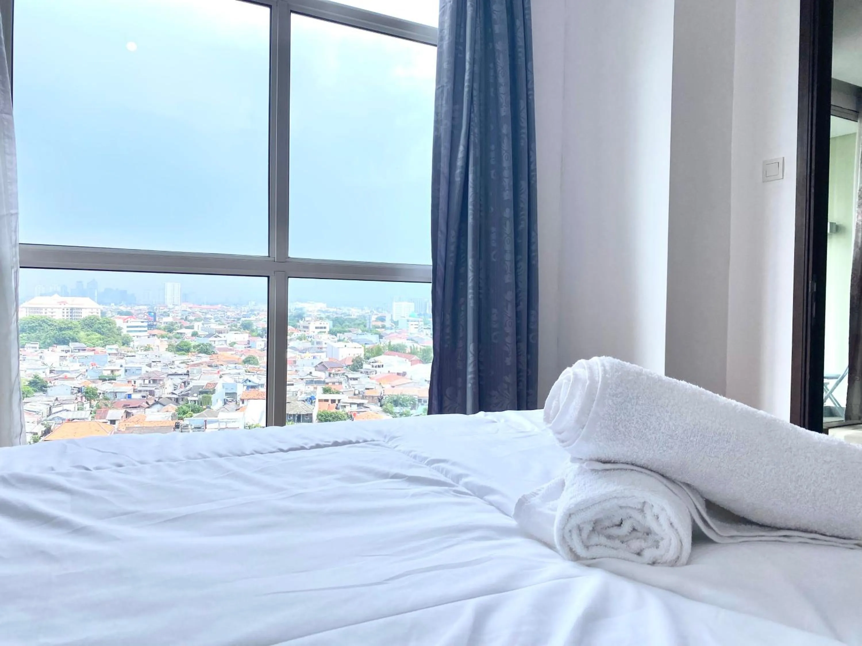 Bed in Luxe Living @Central Park