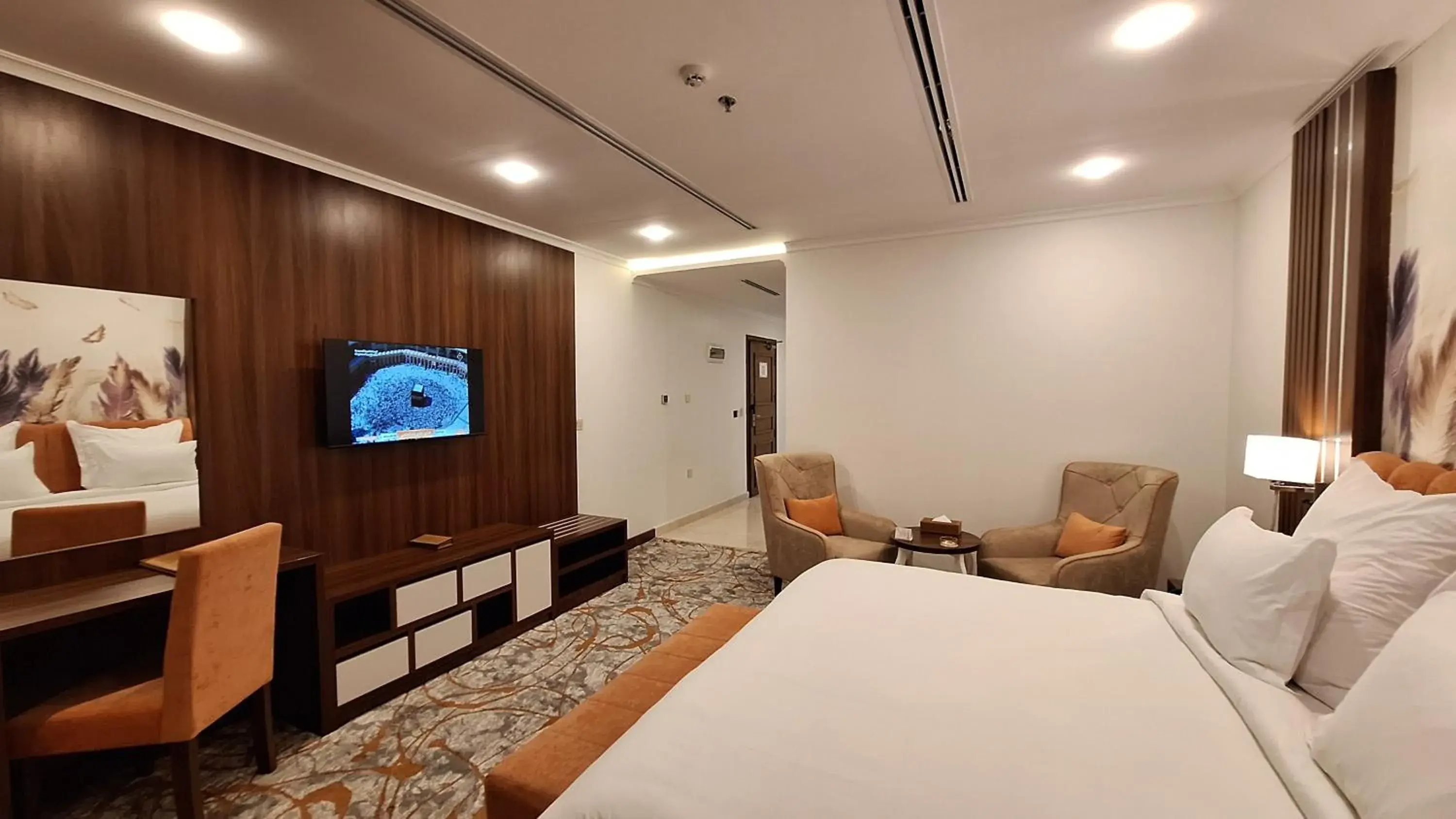 Deluxe King Room in Tulip Plaza By LPC Hotels & Resorts Deluxe King Room in Tulip Plaza By LPC Hotels & Resorts