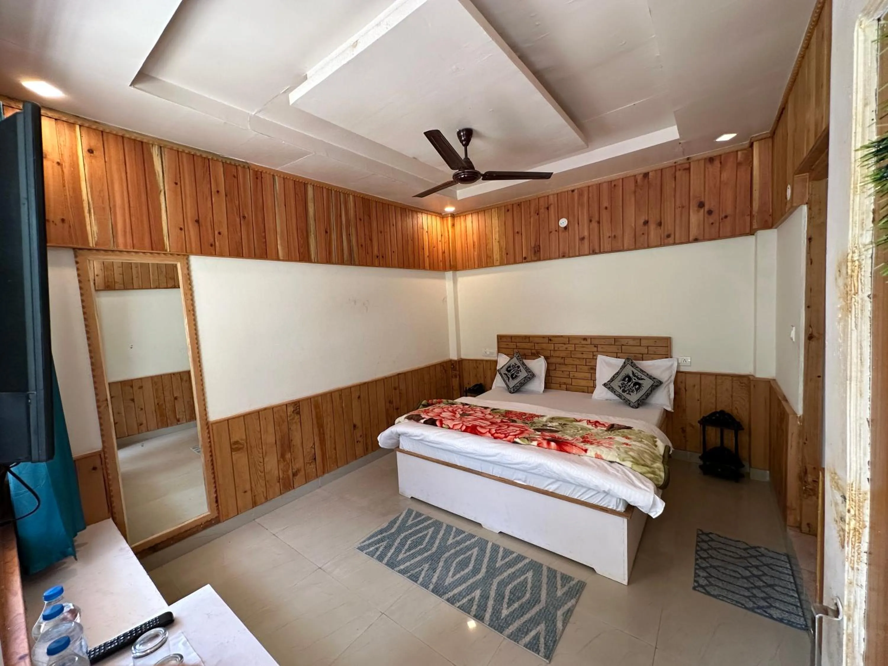 Photo of the whole room, Bed in The Stream Kasol
