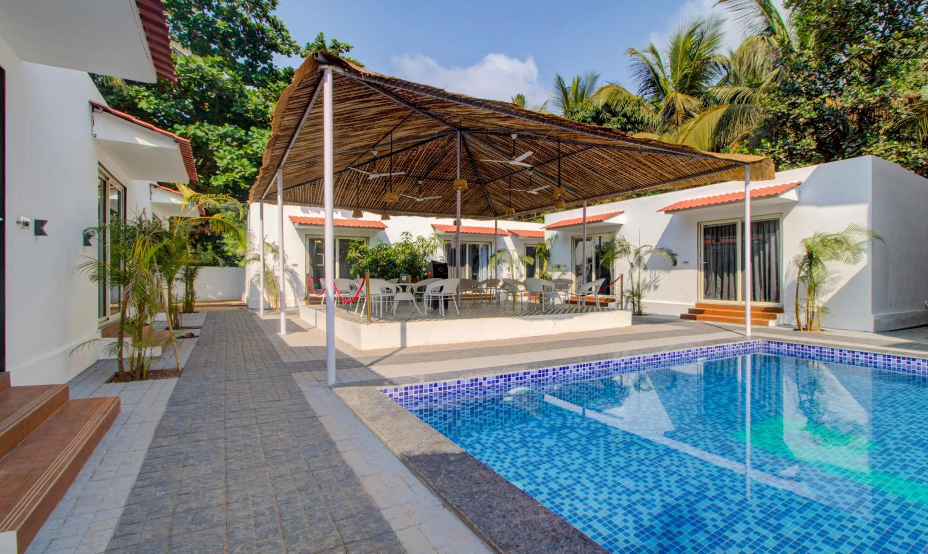 Facade/entrance in Treebo Code Red