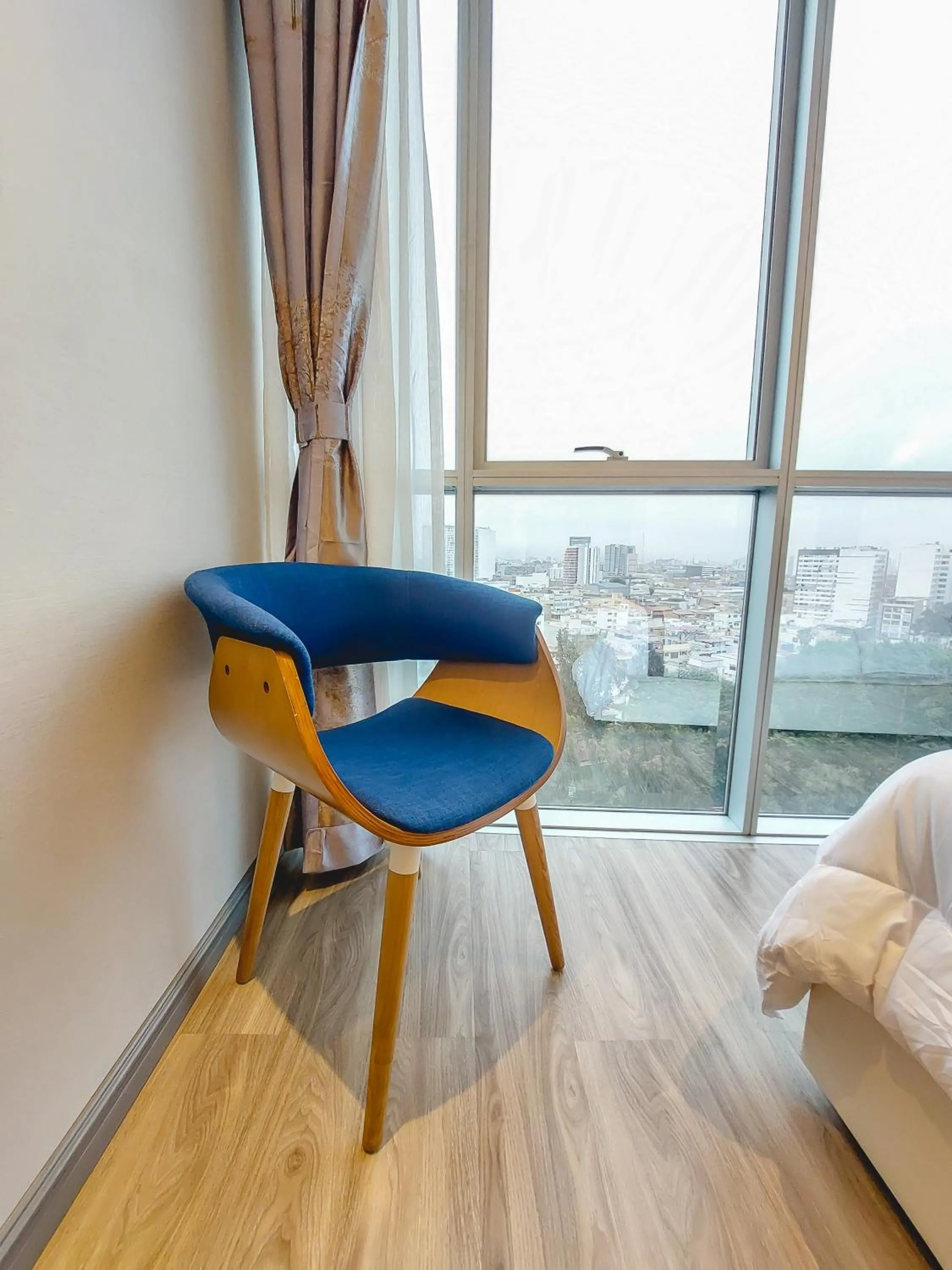 Photo of the whole room, Bed in Gold Source Hotel