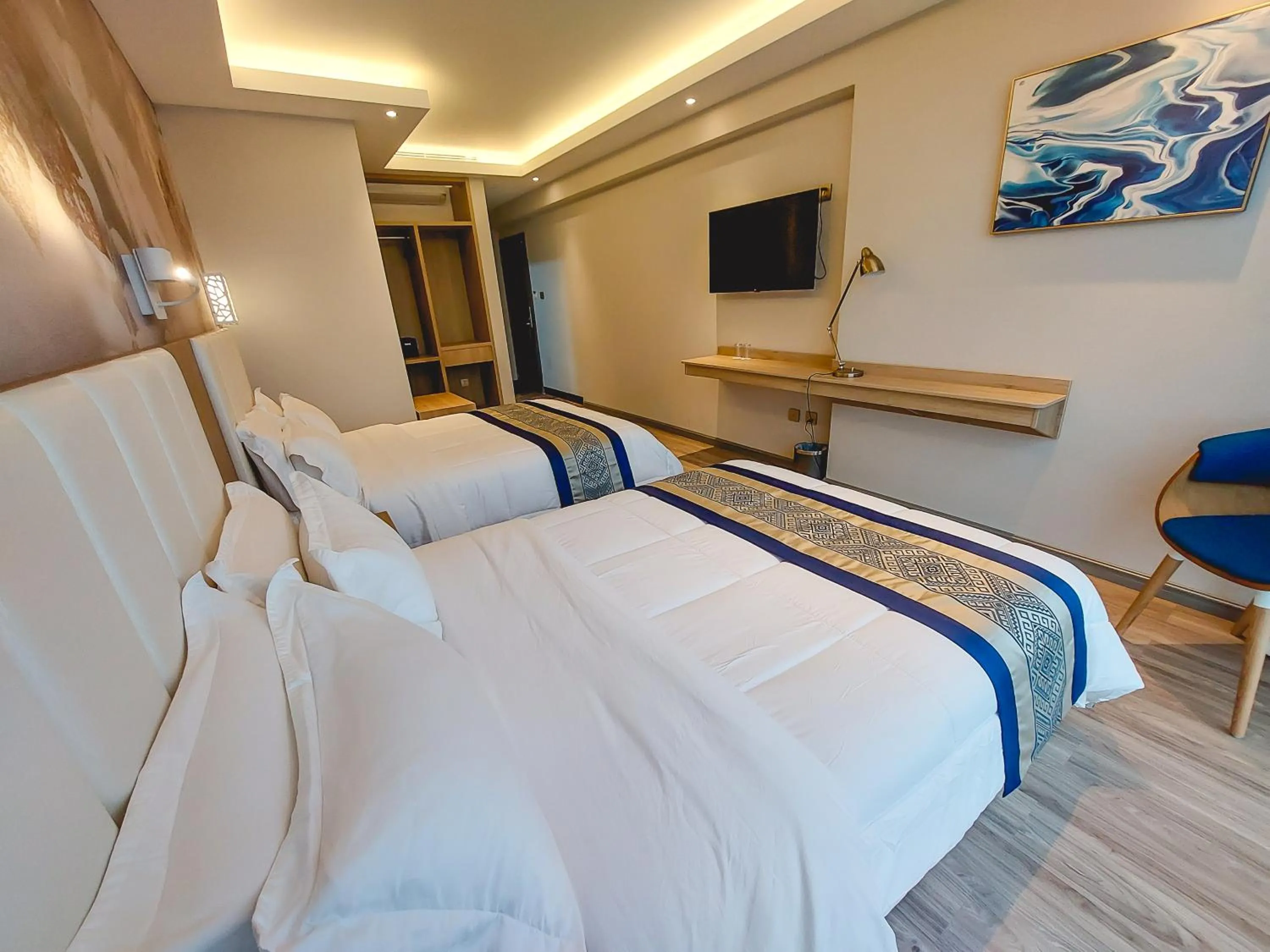 Photo of the whole room, Bed in Gold Source Hotel