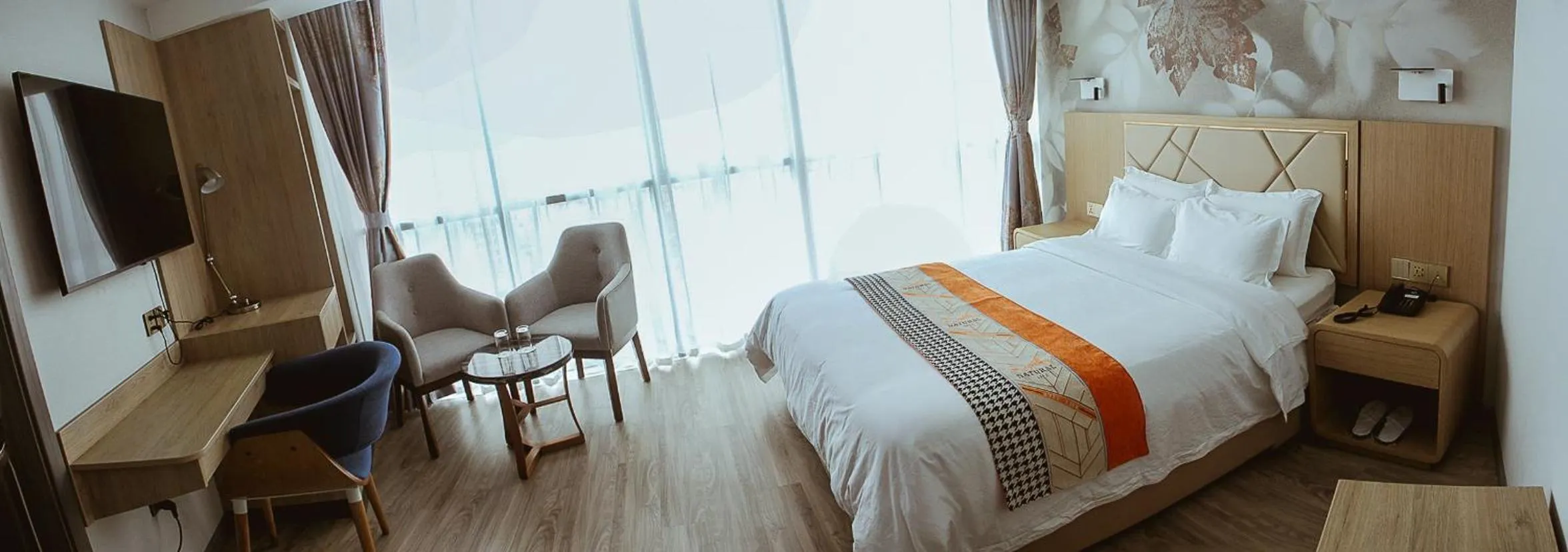 Photo of the whole room, Bed in Gold Source Hotel