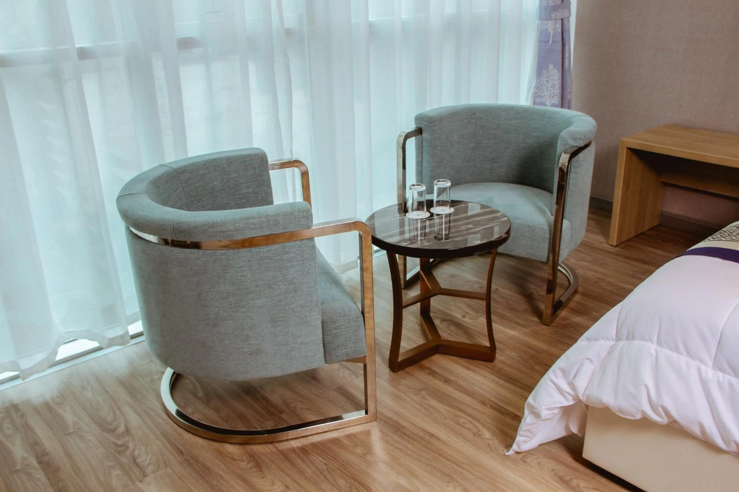 Photo of the whole room, Bed in Gold Source Hotel