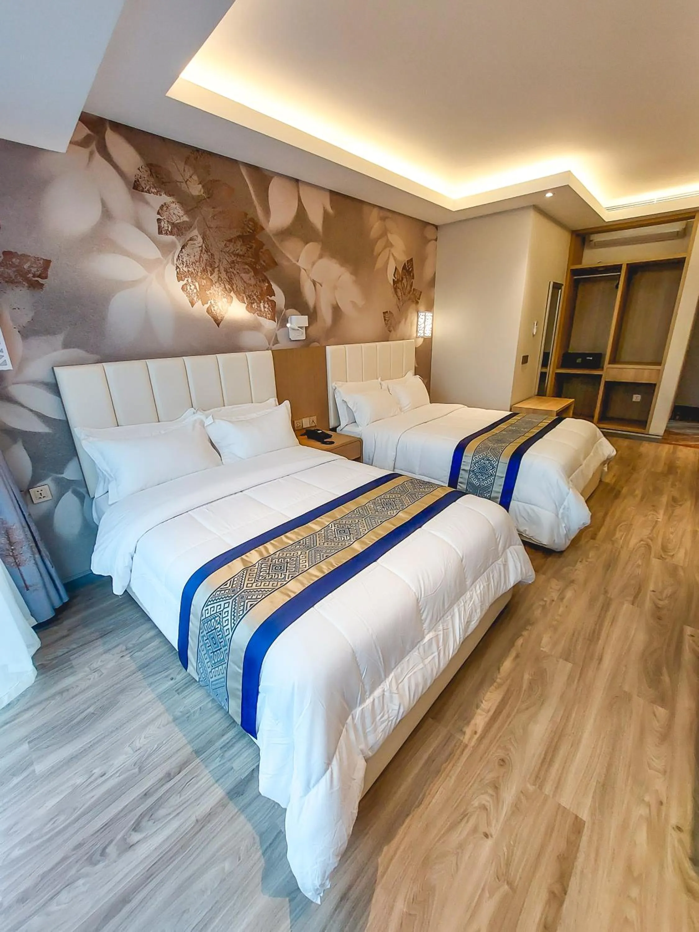 Photo of the whole room, Bed in Gold Source Hotel