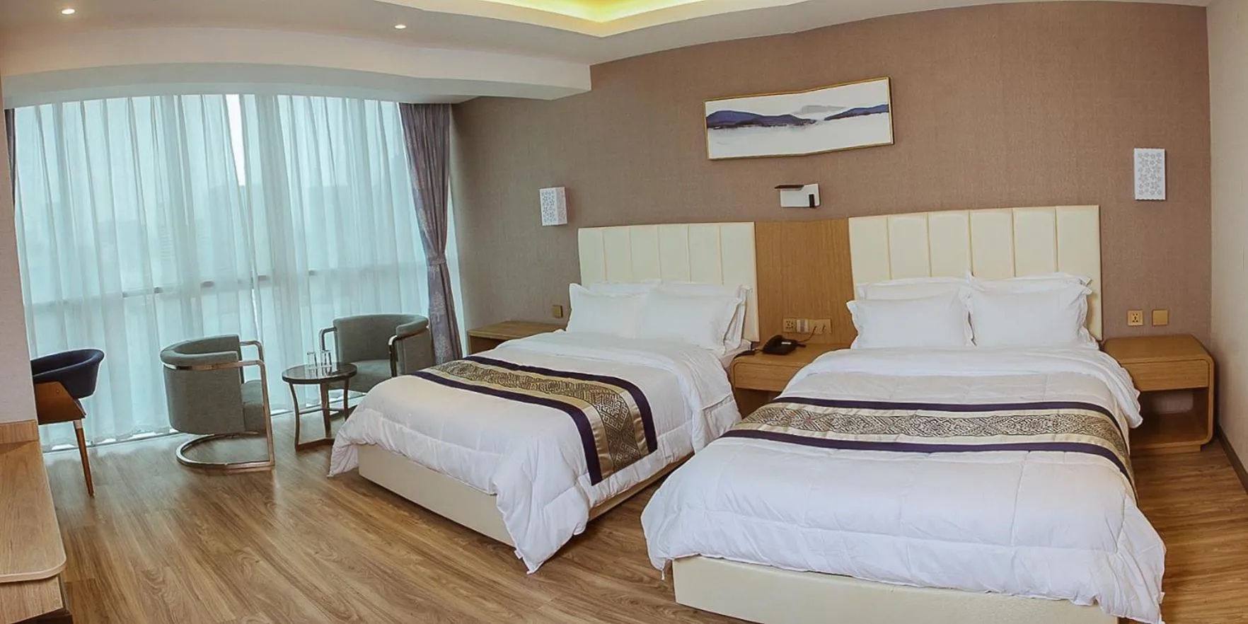 Photo of the whole room, Bed in Gold Source Hotel