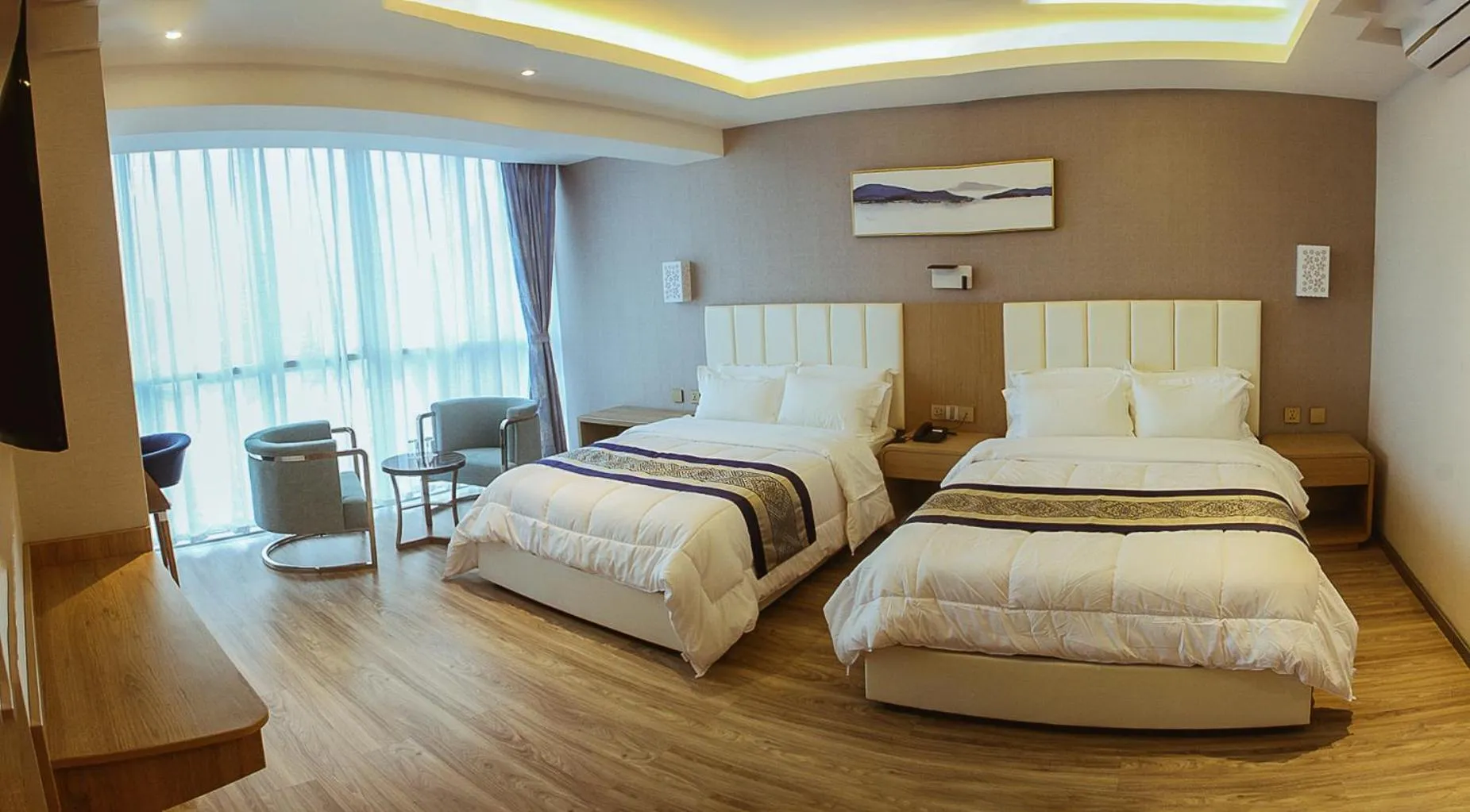 Photo of the whole room, Bed in Gold Source Hotel