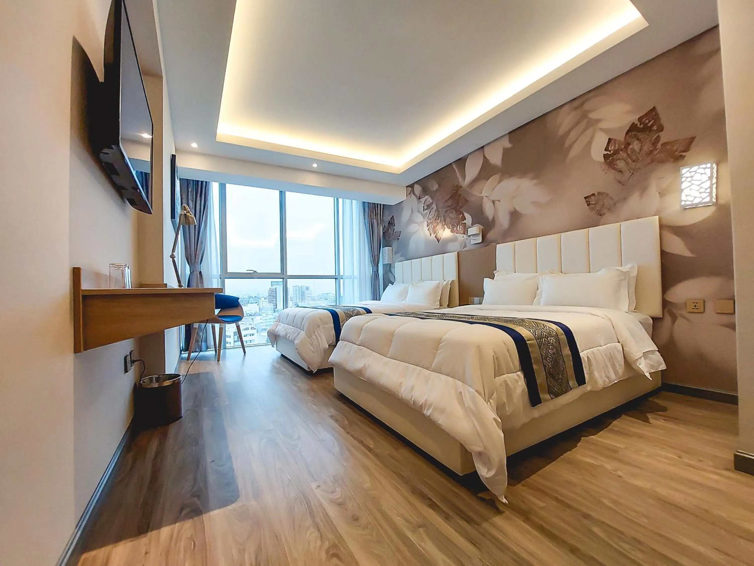 Photo of the whole room, Bed in Gold Source Hotel