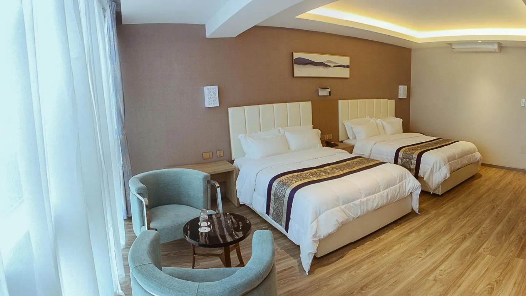 Photo of the whole room, Bed in Gold Source Hotel