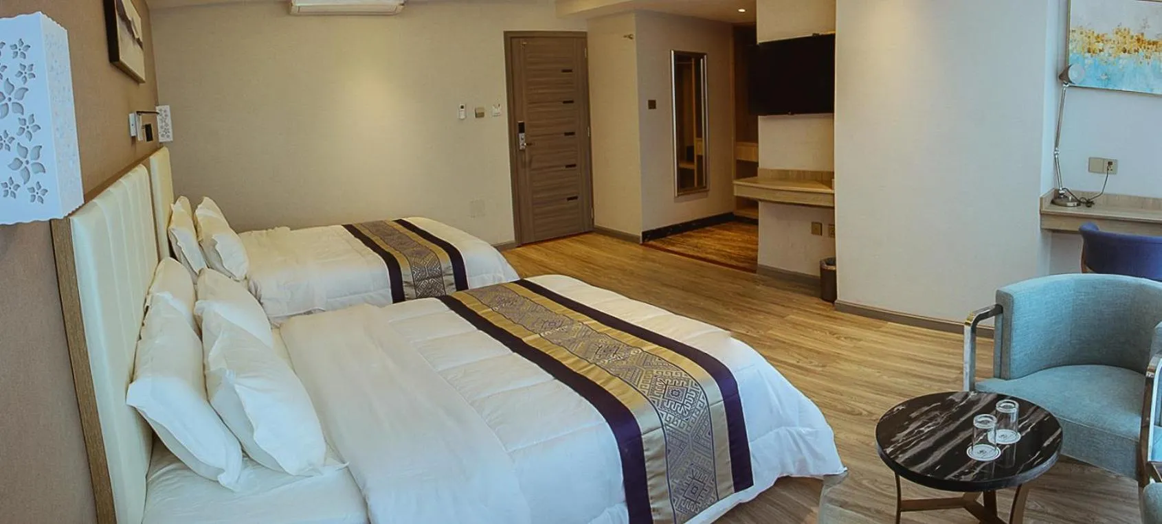 Photo of the whole room, Bed in Gold Source Hotel