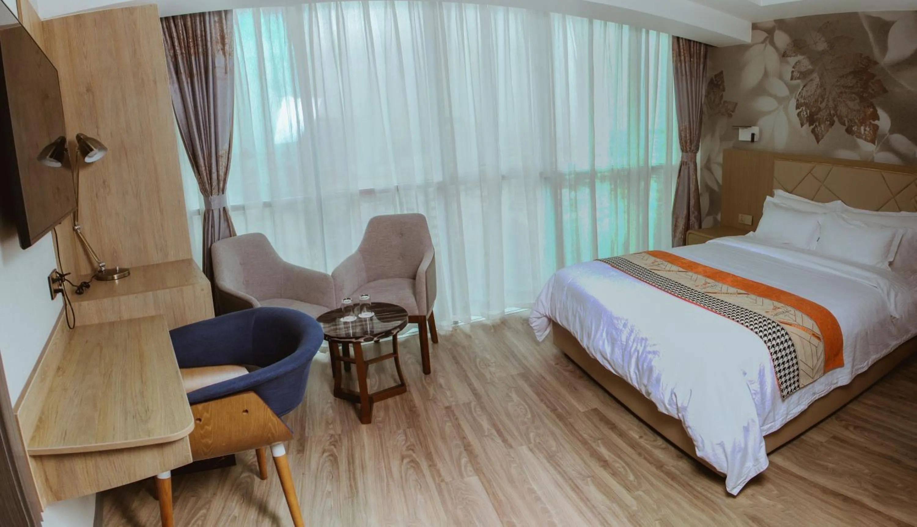 Photo of the whole room, Bed in Gold Source Hotel