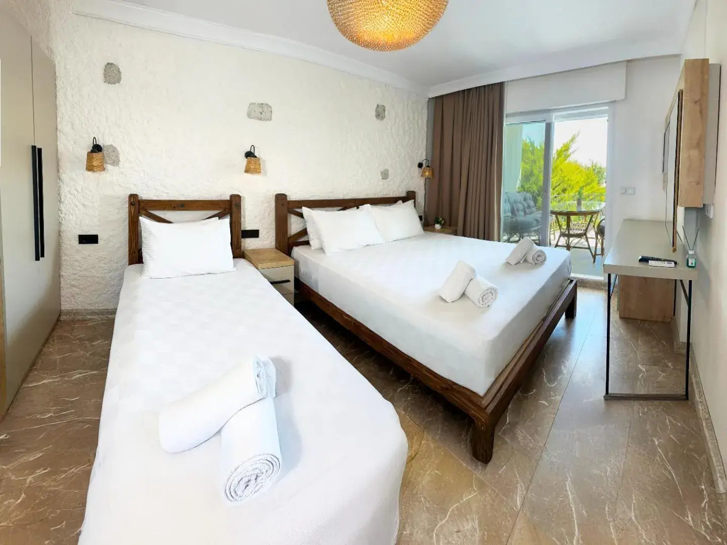 Triple Room with Balcony in NURİYE ALACATI Triple Room with Balcony in NURİYE ALACATI