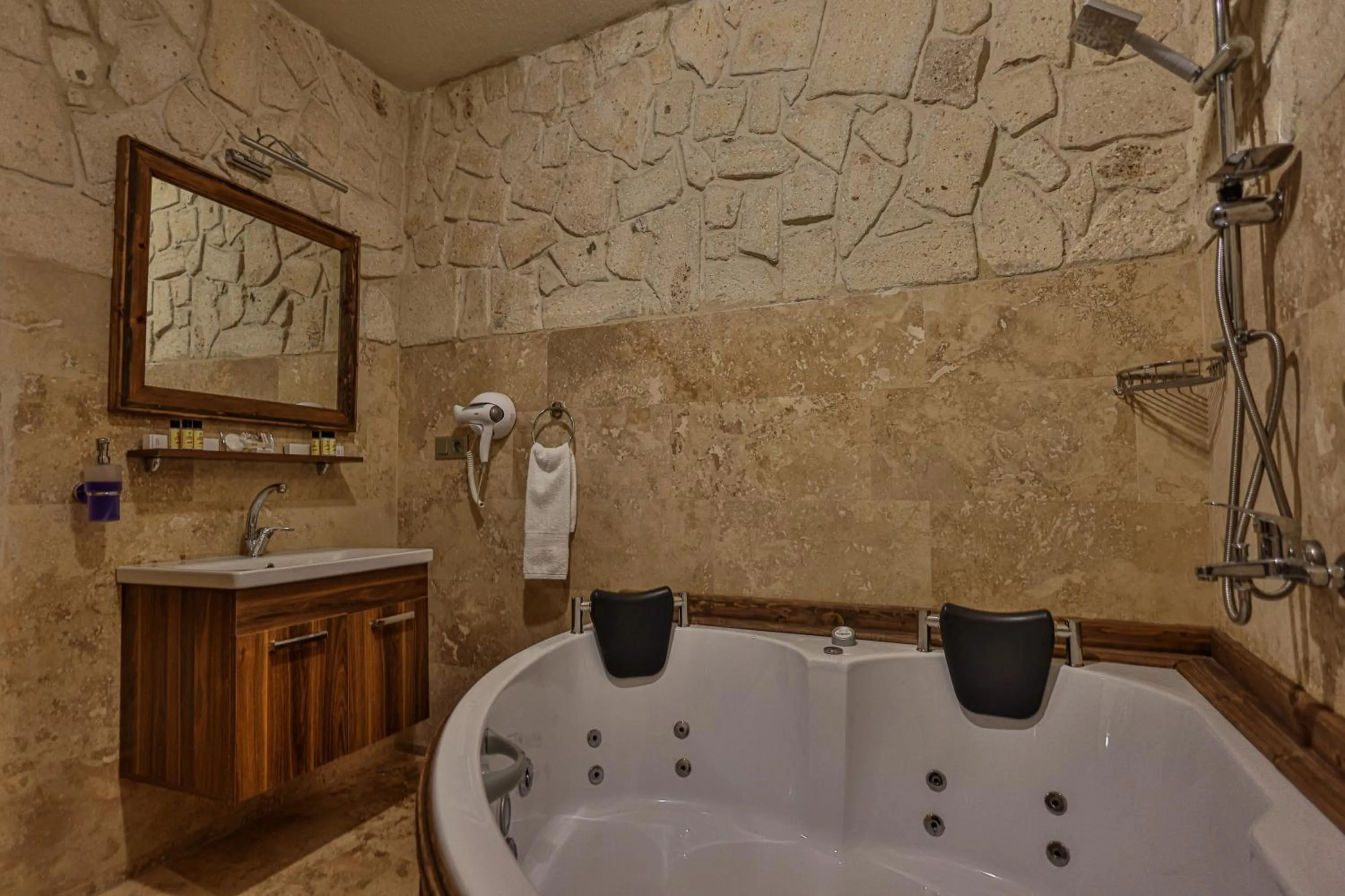 Hot Tub in CaveAdocia Stone&Cave Hotel