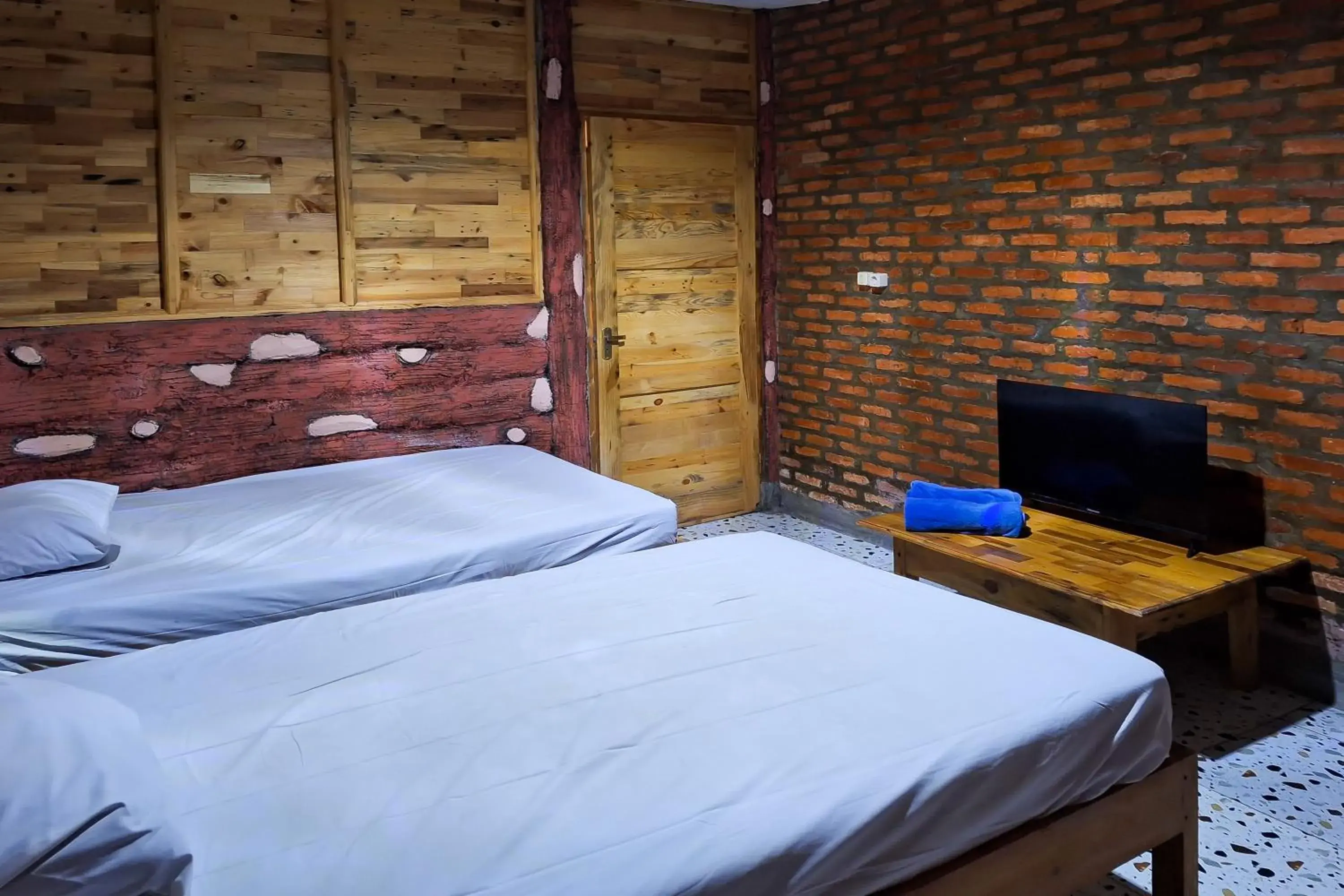 Deluxe Twin Room in RedDoorz at Kampung Istal Bogor Deluxe Twin Room in RedDoorz at Kampung Istal Bogor