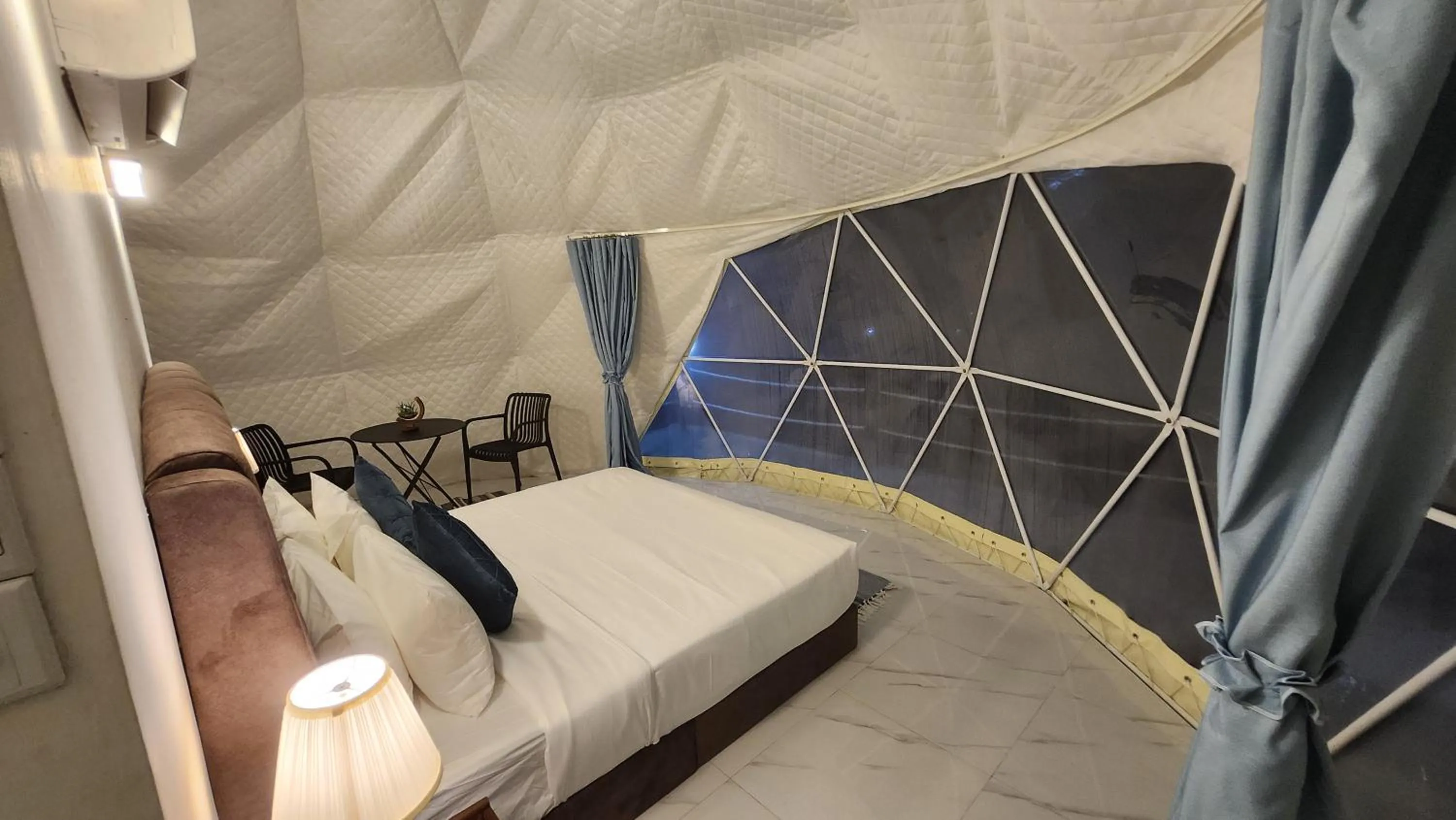 Photo of the whole room, Bed in Dumba Bay Tioman