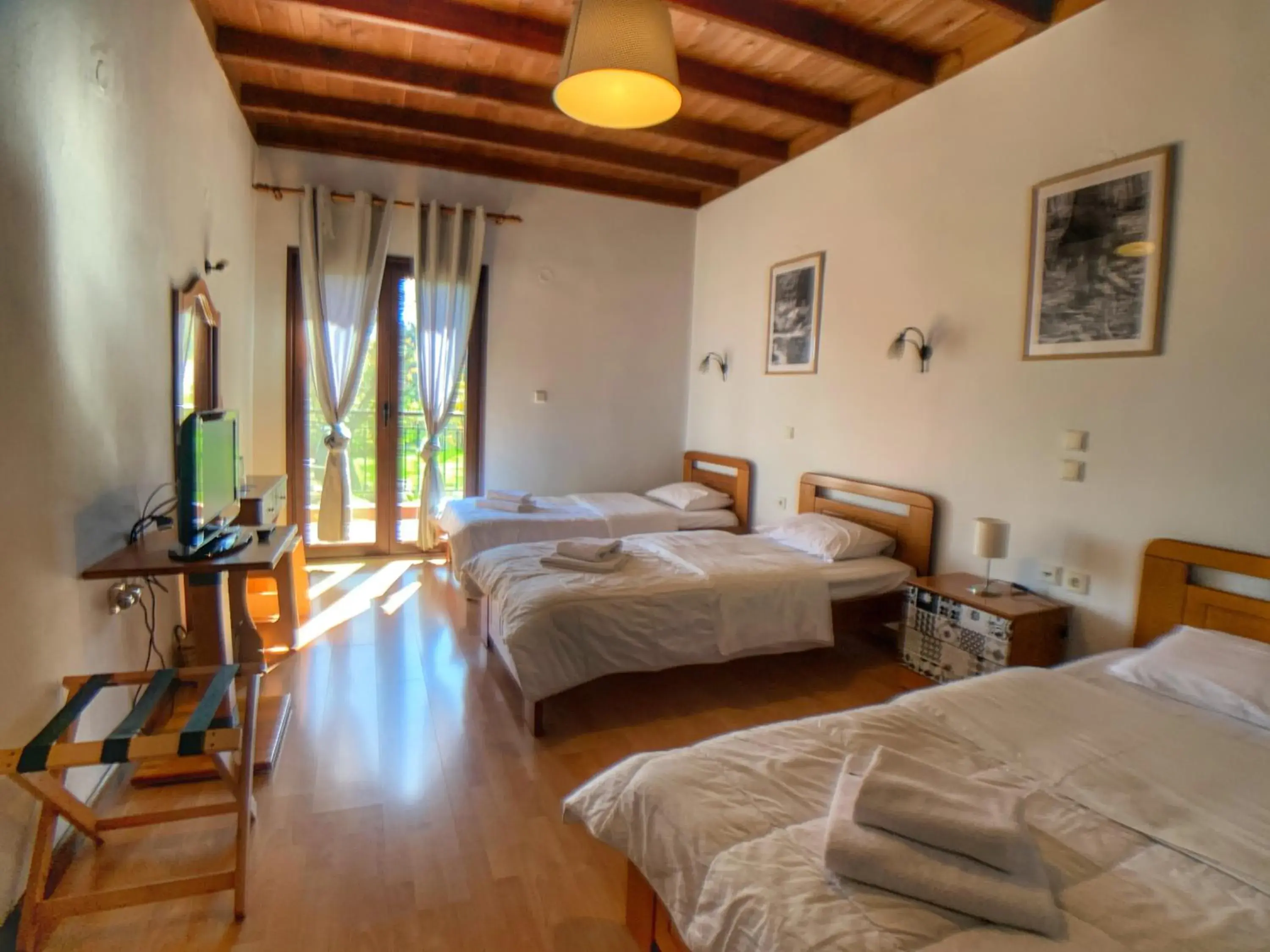 Triple Room with Balcony in Hotel Apsis Triple Room with Balcony in Hotel Apsis