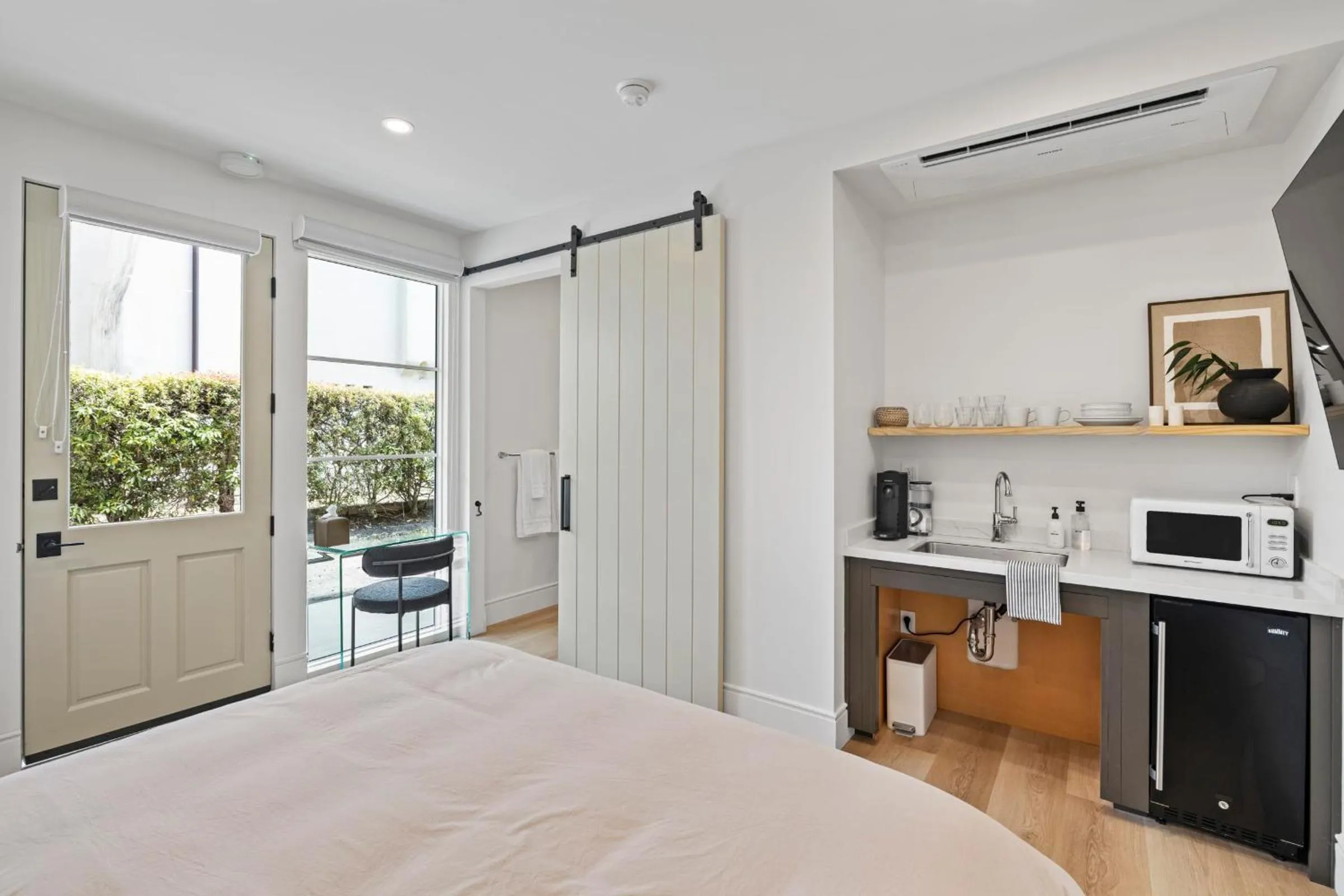 Bed in Casa Jardin - Boutique Suites in Downtown Santa Barbara