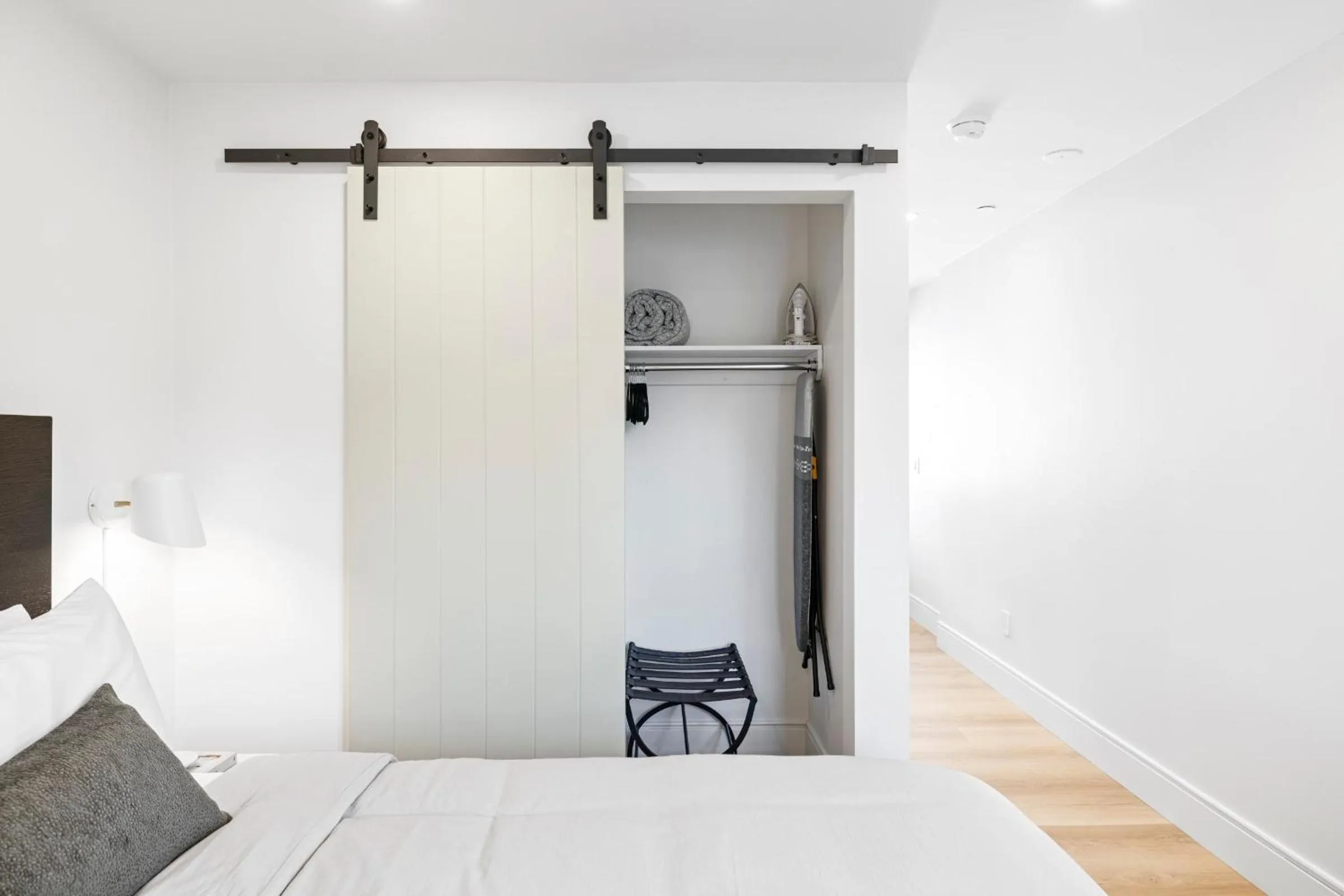 Bed in Casa Jardin - Boutique Suites in Downtown Santa Barbara