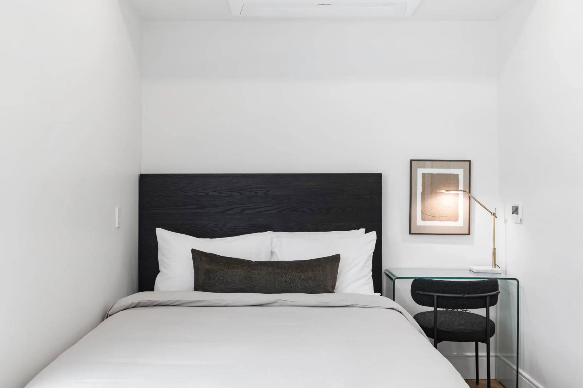 Bed in Casa Jardin - Boutique Suites in Downtown Santa Barbara