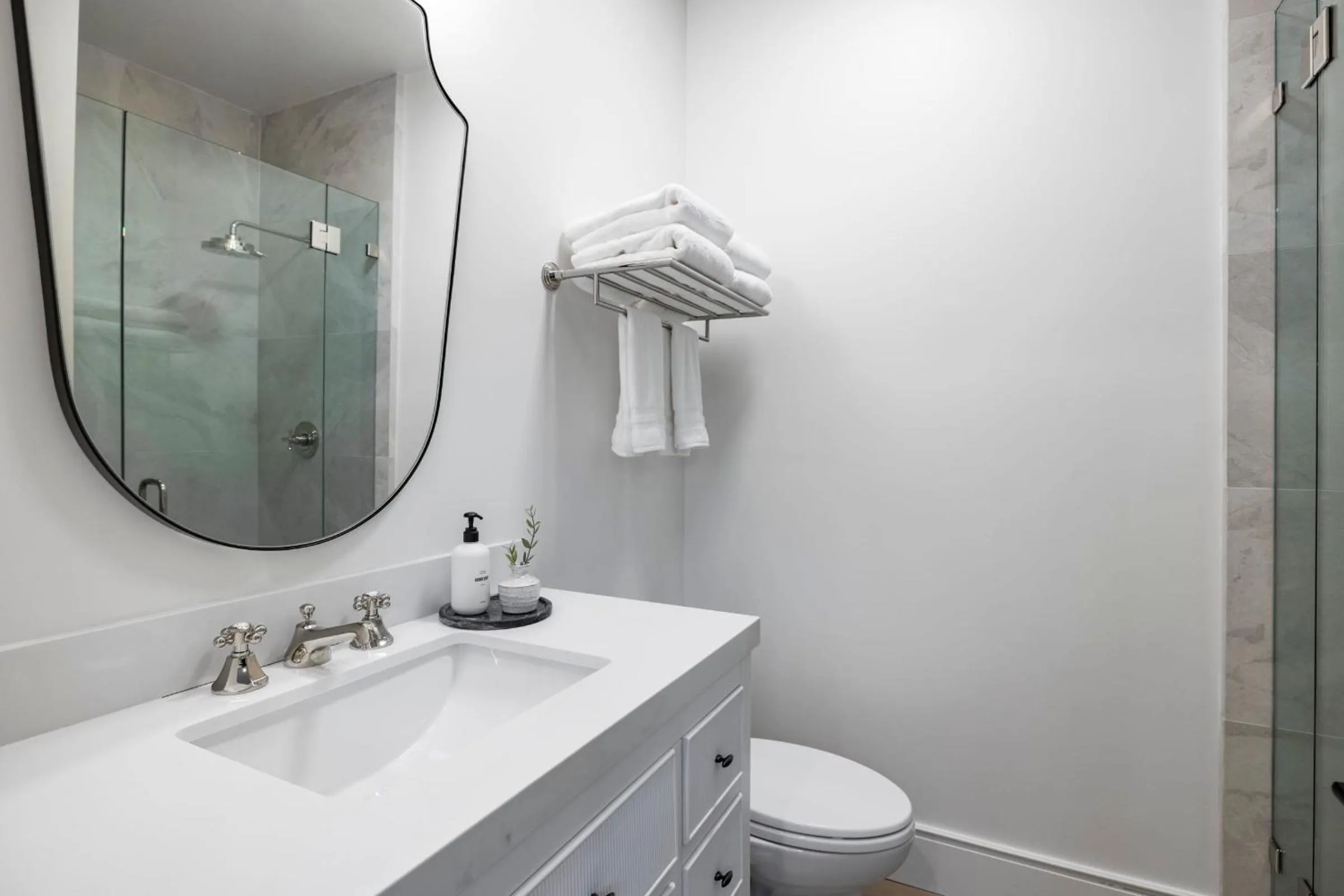 Toilet in Casa Jardin - Boutique Suites in Downtown Santa Barbara