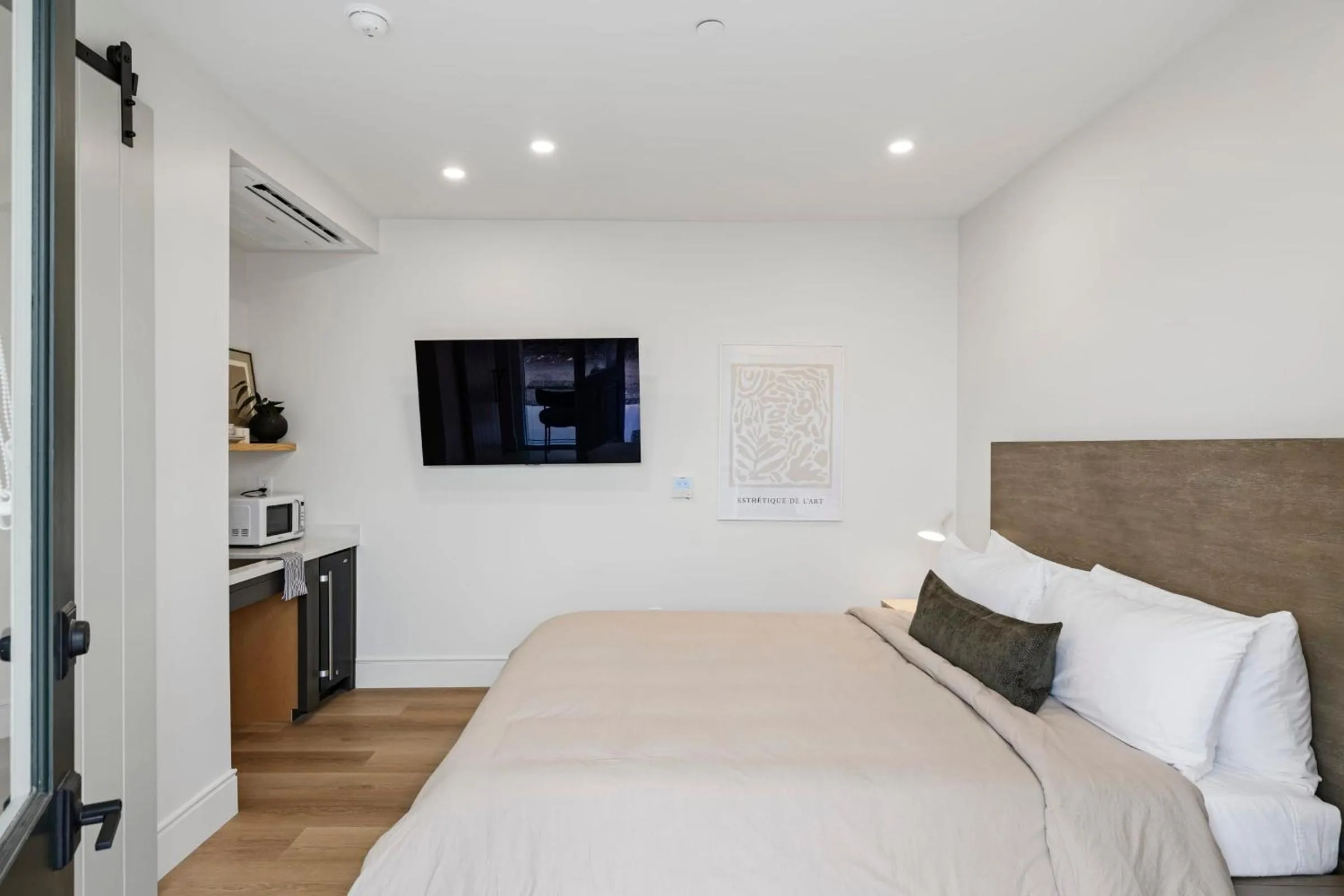 Bed in Casa Jardin - Boutique Suites in Downtown Santa Barbara