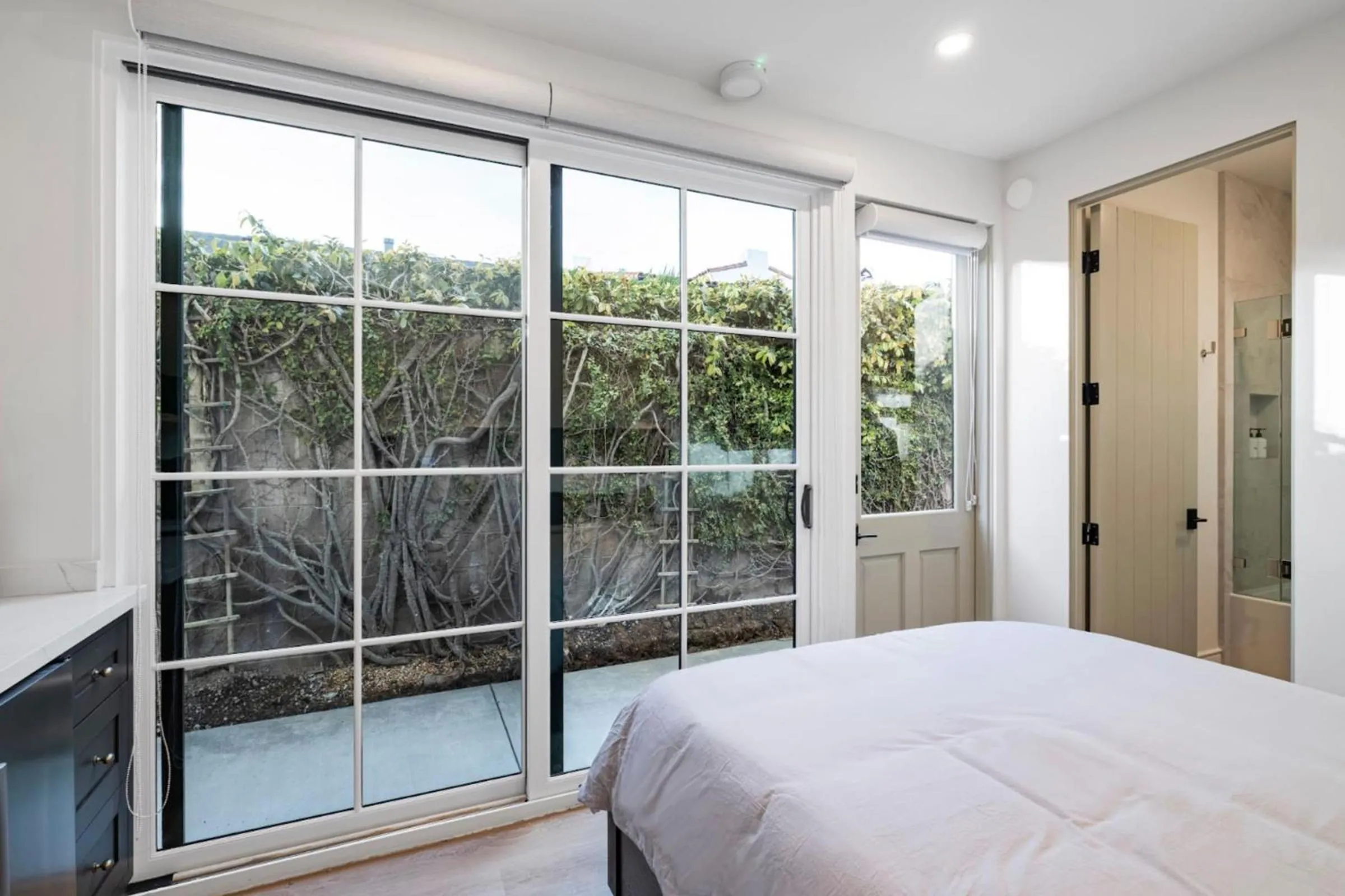 Bed in Casa Jardin - Boutique Suites in Downtown Santa Barbara