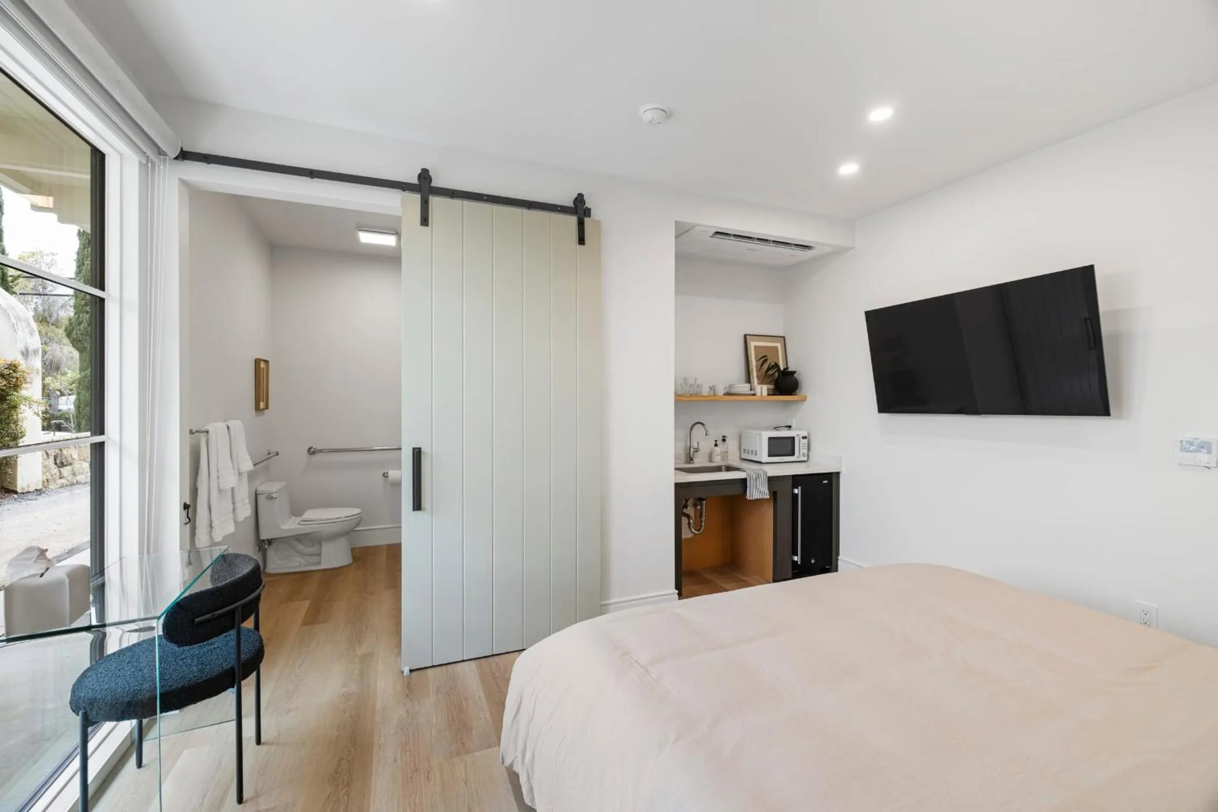 Toilet, Bed in Casa Jardin - Boutique Suites in Downtown Santa Barbara