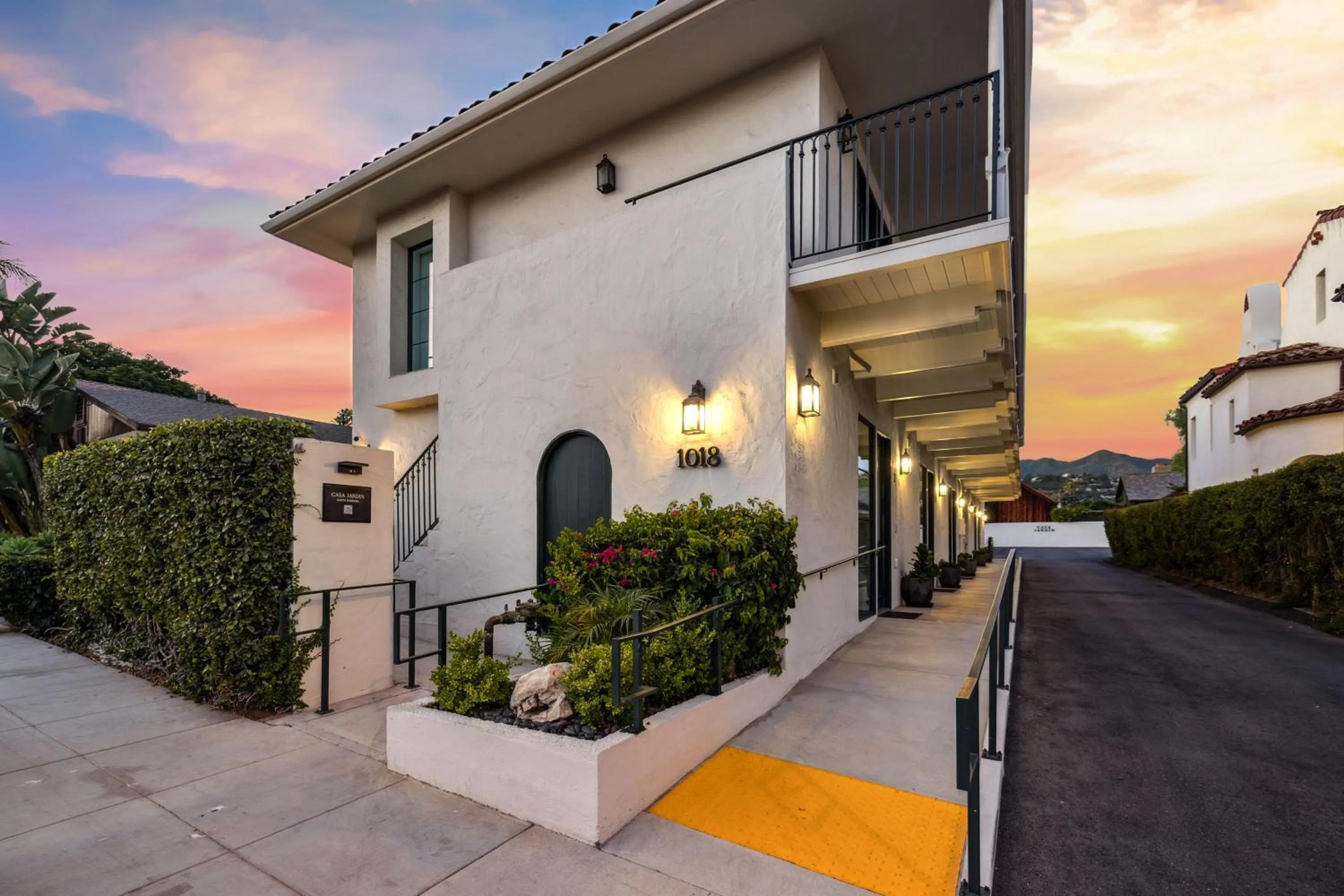 Property building in Casa Jardin - Boutique Suites in Downtown Santa Barbara