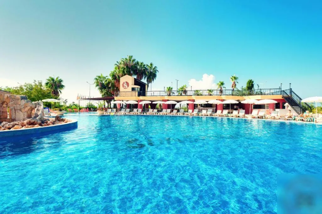 Swimming pool in SUNSHİNE OTEL