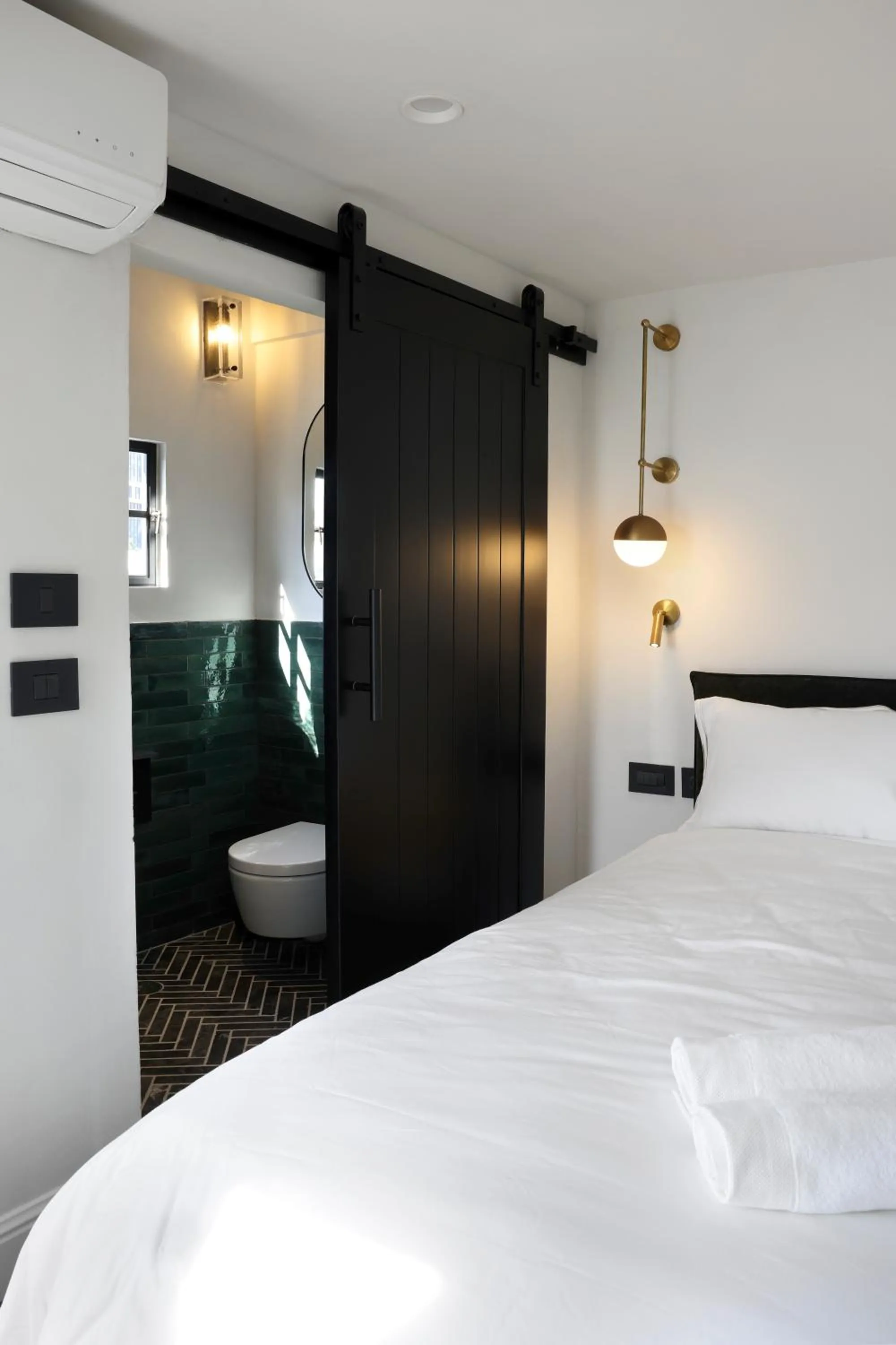 Toilet, Bed in Allegro Neve Tzedek Boutique Suites - By HOMY