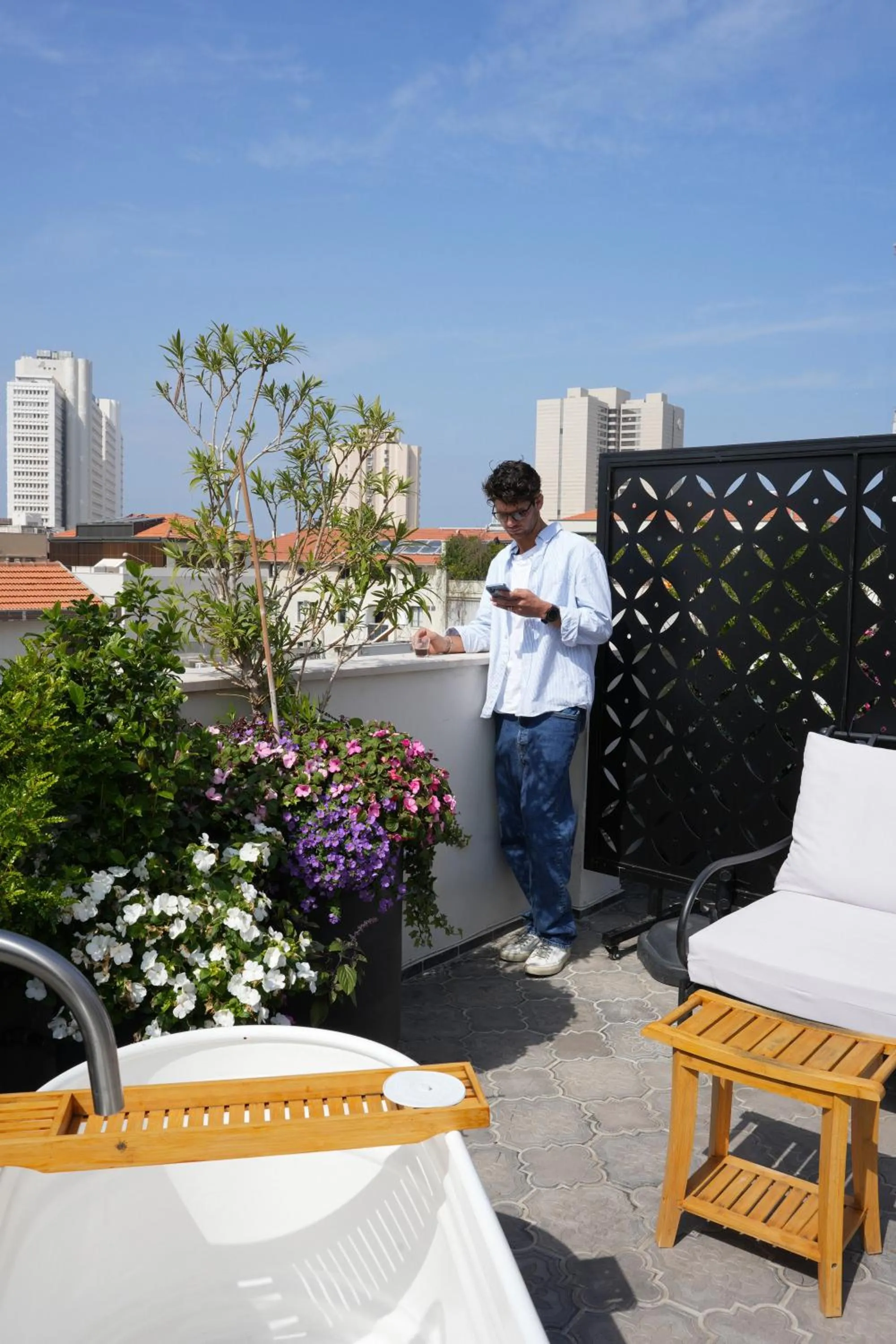 People in Allegro Neve Tzedek Boutique Suites - By HOMY