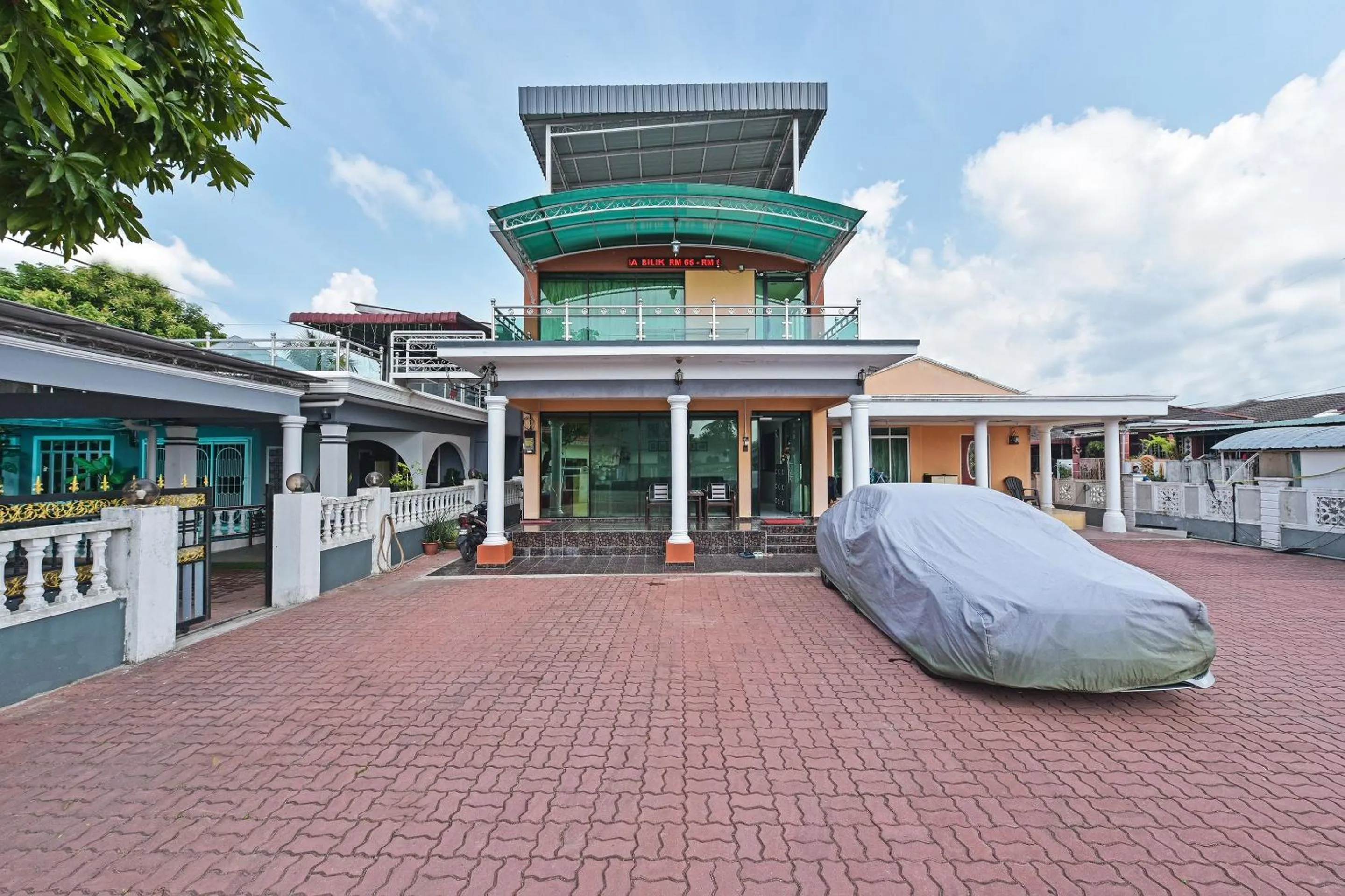 Facade/entrance in Darul Salam Orkid Inn