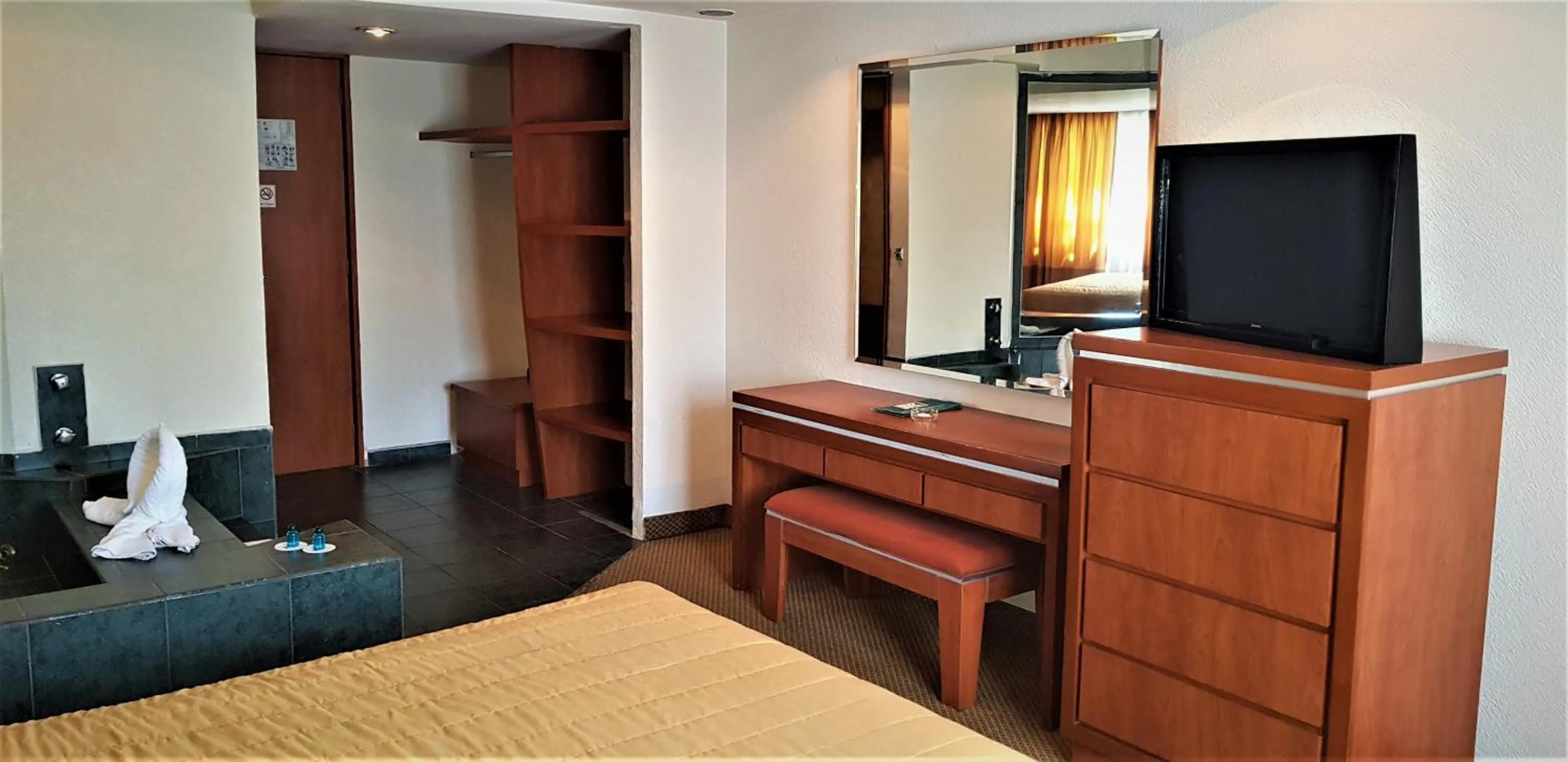 TV and multimedia, Bed in Hotel Finisterre