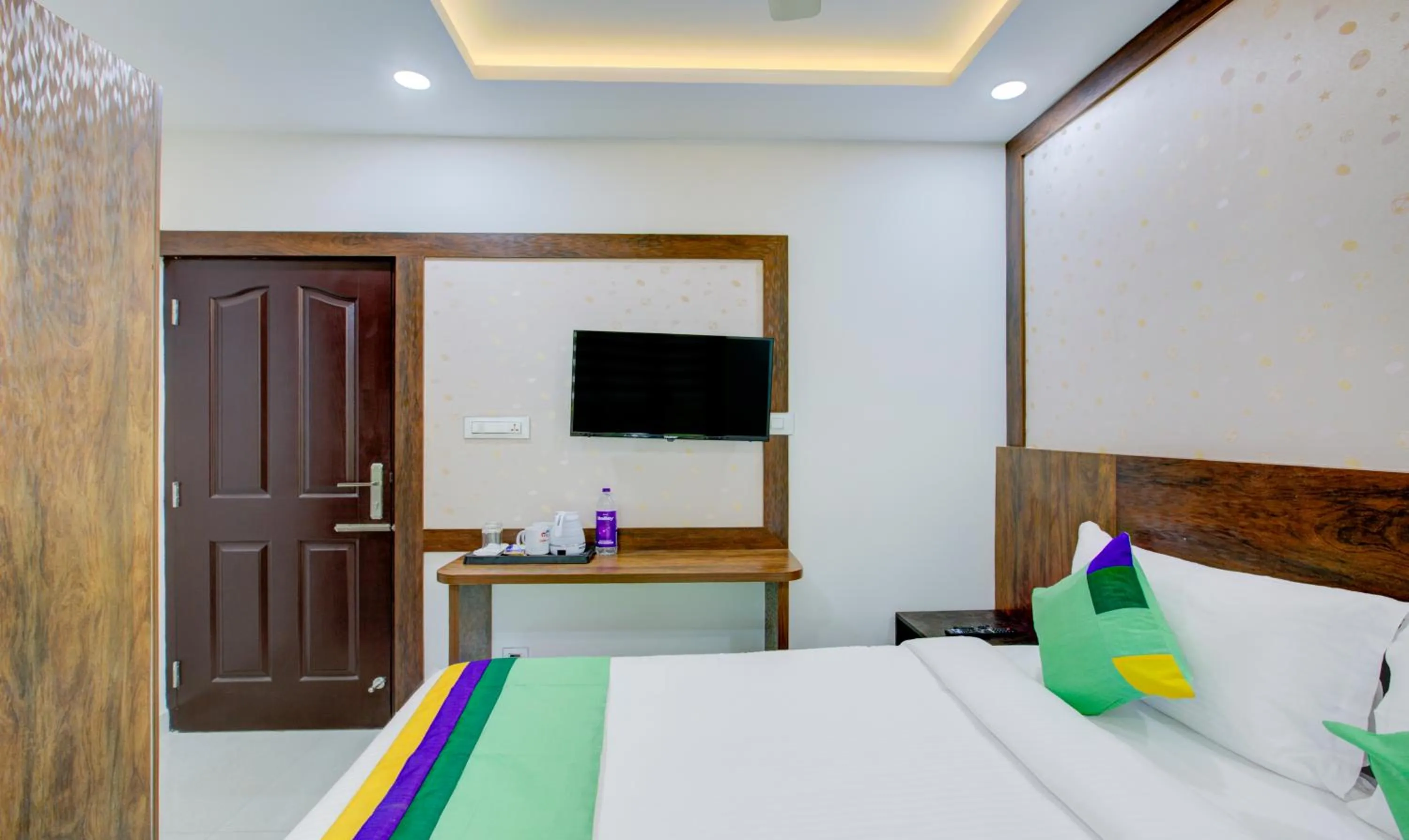 TV and multimedia, Bed in Treebo Love Shore Residency, Near Lakeshore Hospital