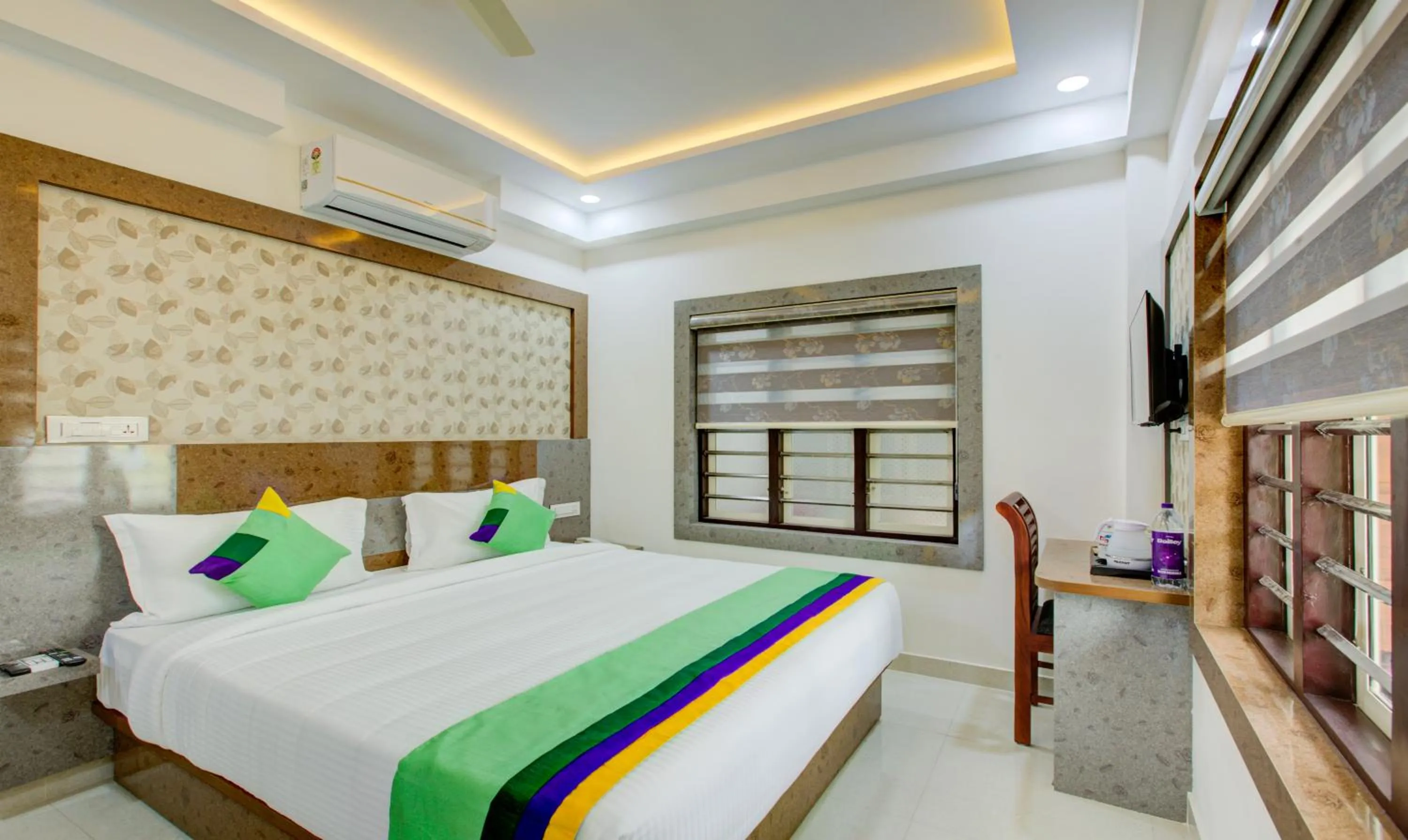 Bedroom, Bed in Treebo Love Shore Residency, Near Lakeshore Hospital