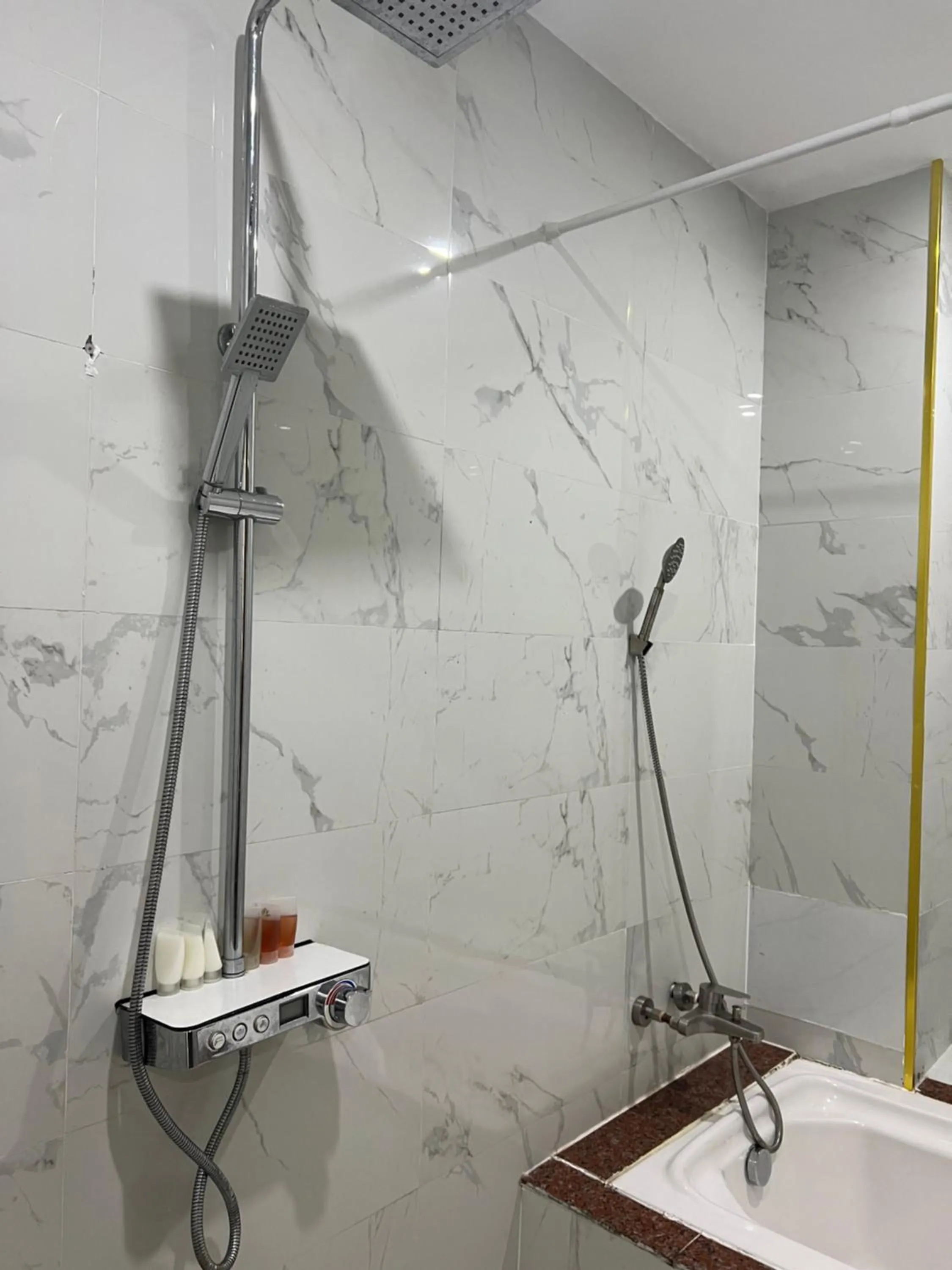 Shower in Thành Vinh Hotel & Apartment
