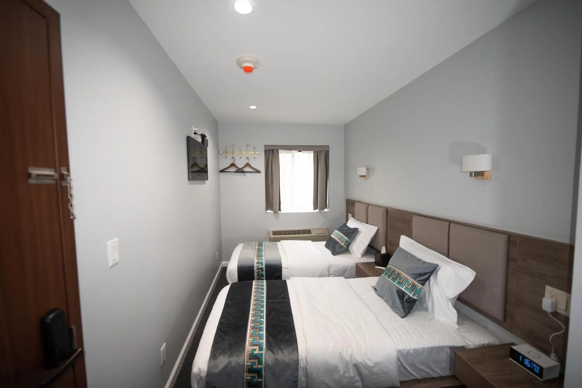 Photo of the whole room, Bed in Flushing Garden Hotel