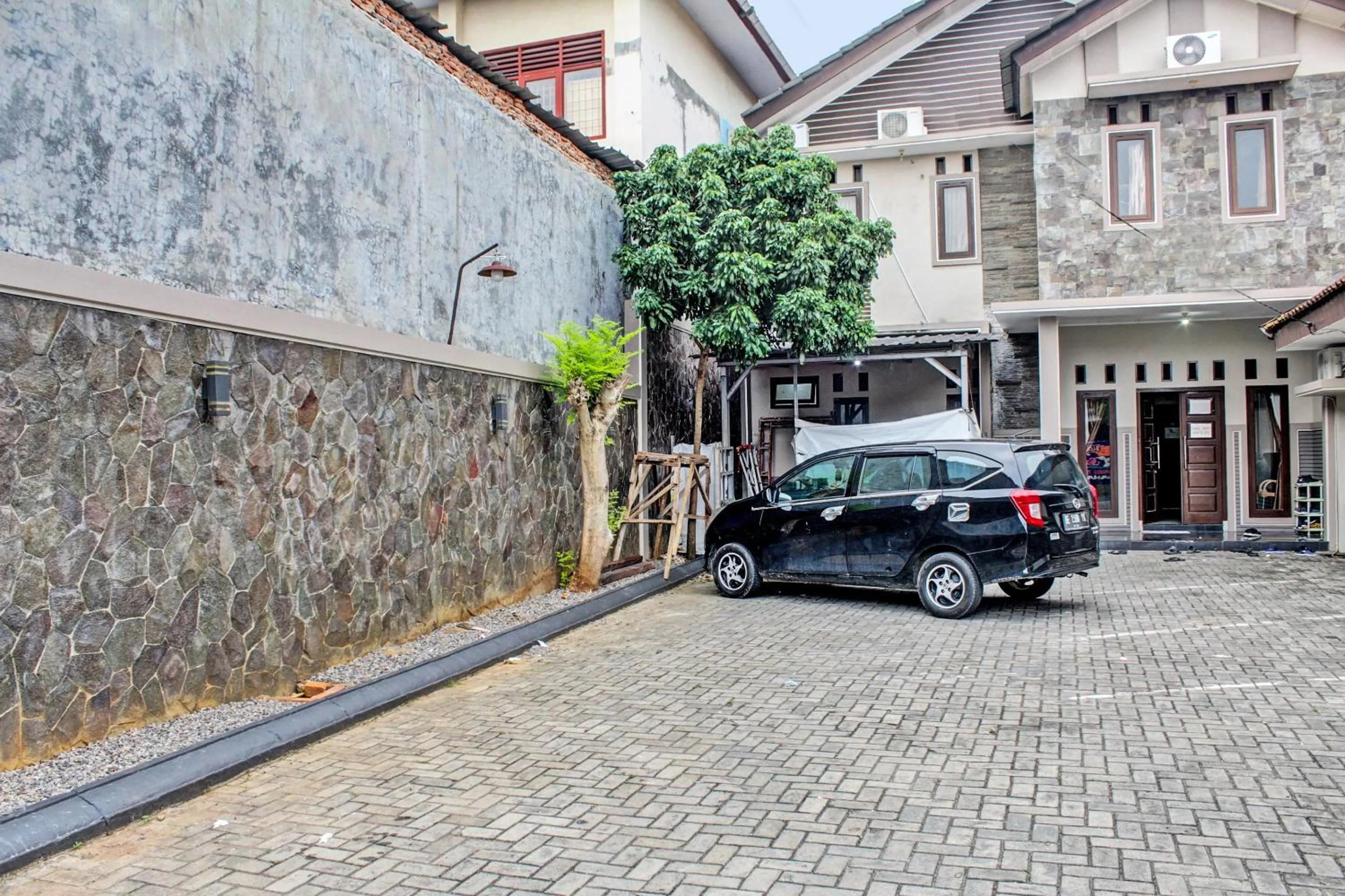 Facade/entrance in OYO Life 92509 Maulana Guest House Simpur