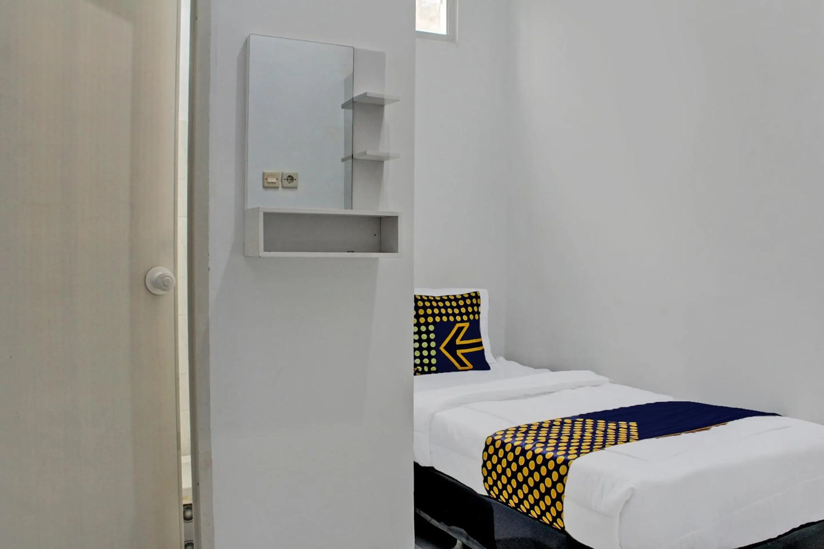 Bedroom, Bed in OYO Life 92509 Maulana Guest House Simpur