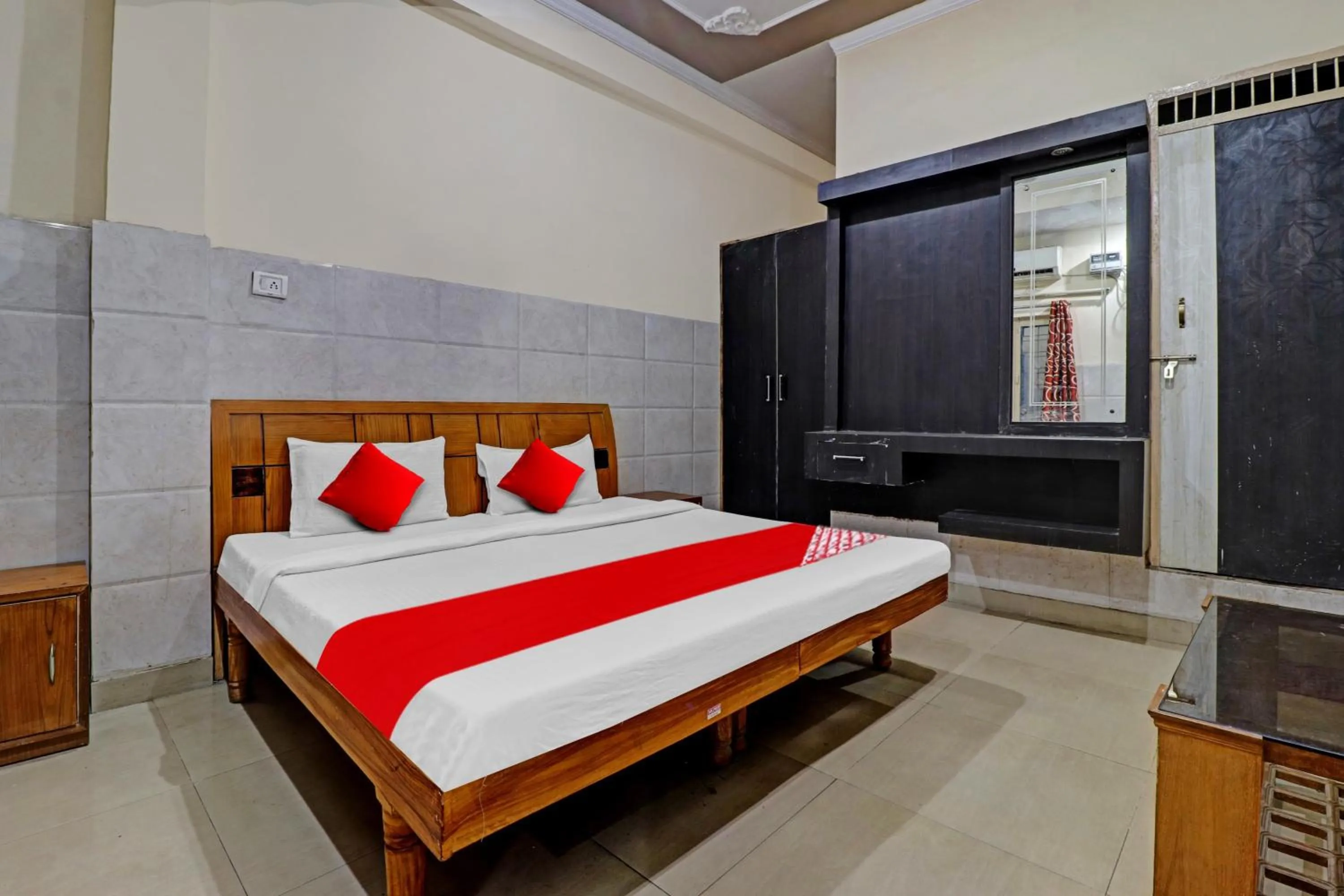 Facade/entrance, Bed in Hotel O Vishal Paradise