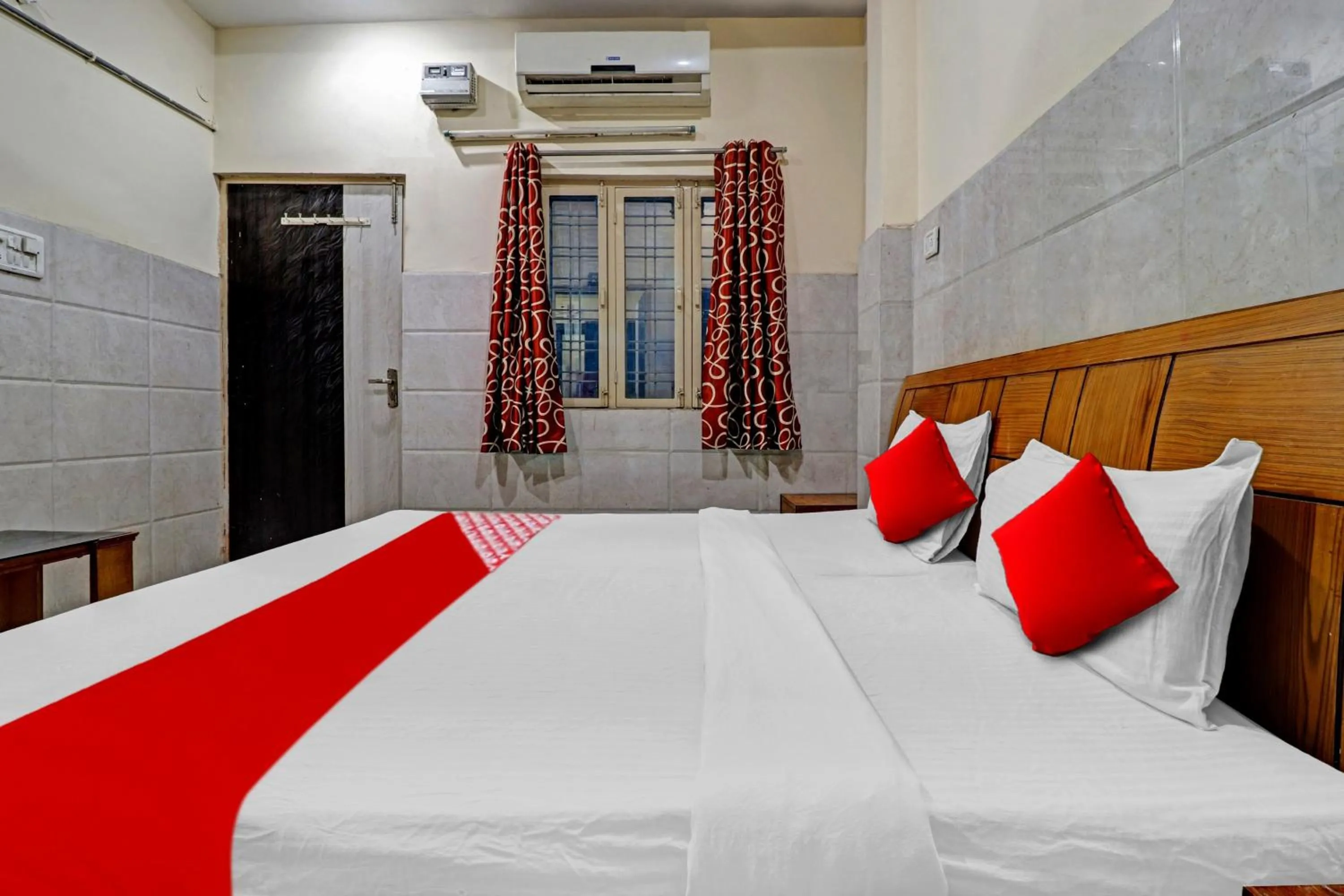 Facade/entrance, Bed in Hotel O Vishal Paradise